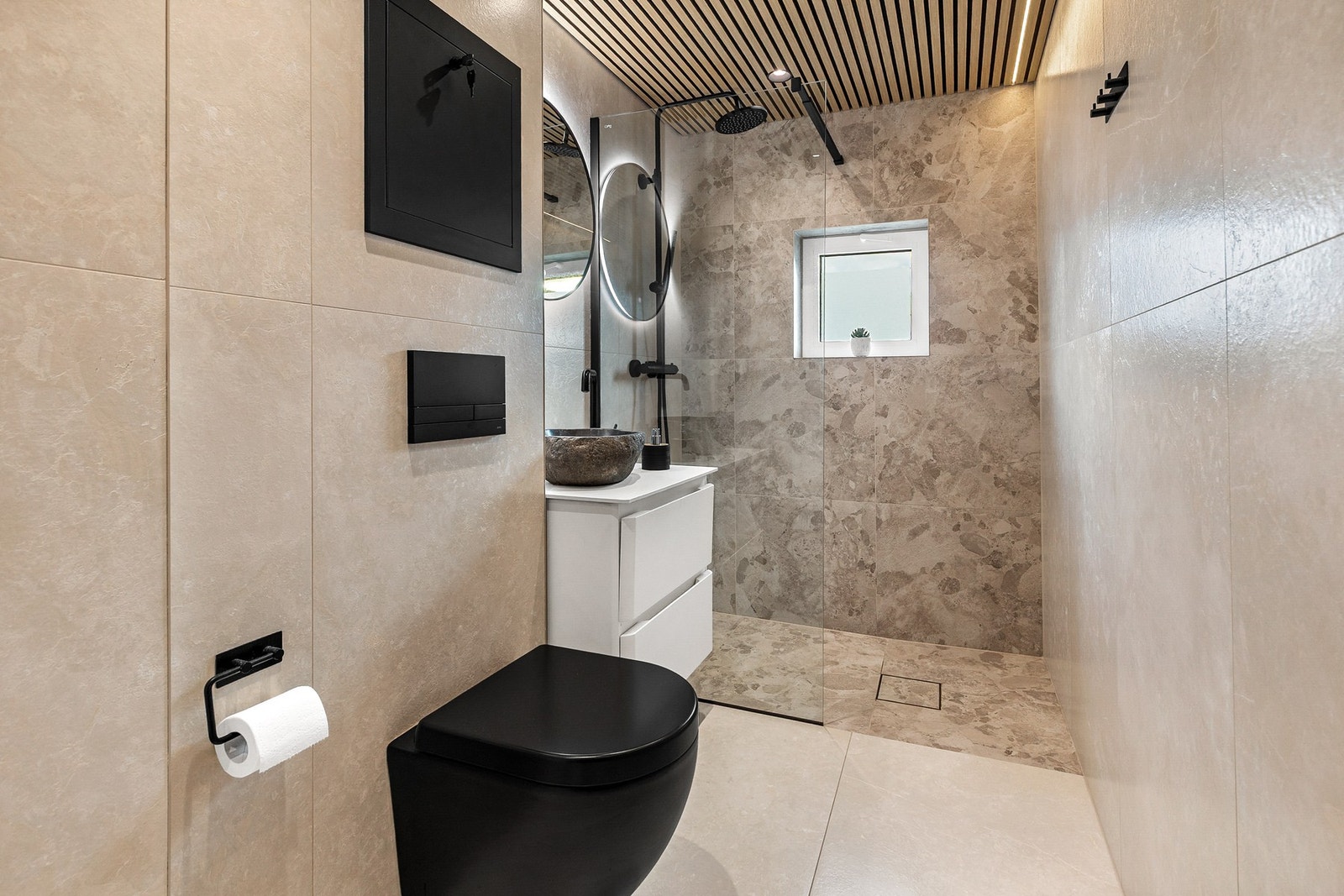 Delikat bad oppusset i 2025 med flis på flis. Rommet har elektriske varmekabler i gulv og spiler samt spotter i himling Galleribilde