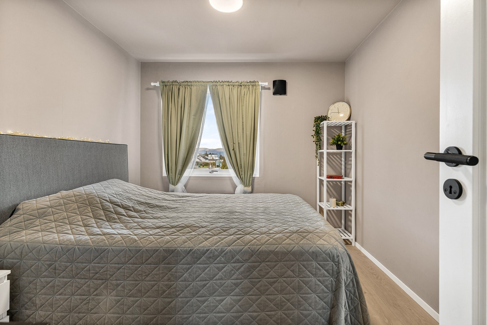 Begge soverommene har 1-stavs parkettgulv og slette, lysmalte vegger Galleribilde