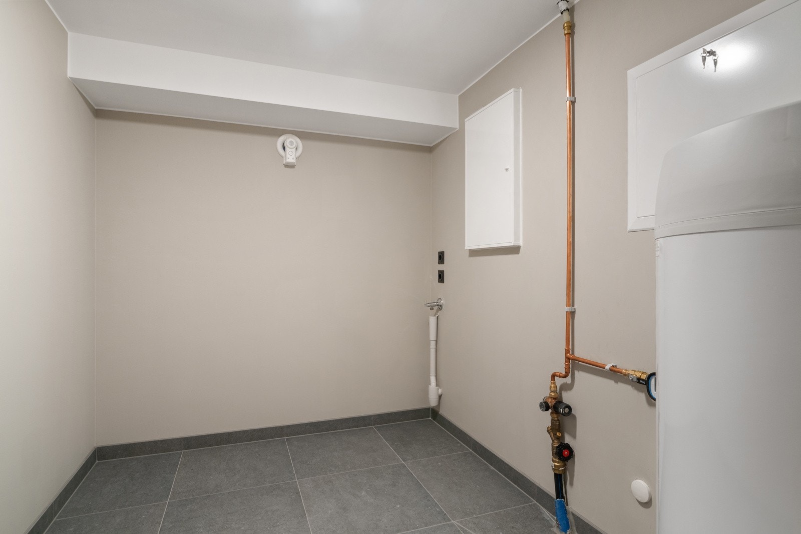 Boligen har et separat vaskerom i kjelleren med opplegg for både vaskemaskin og tørketrommel. Galleribilde