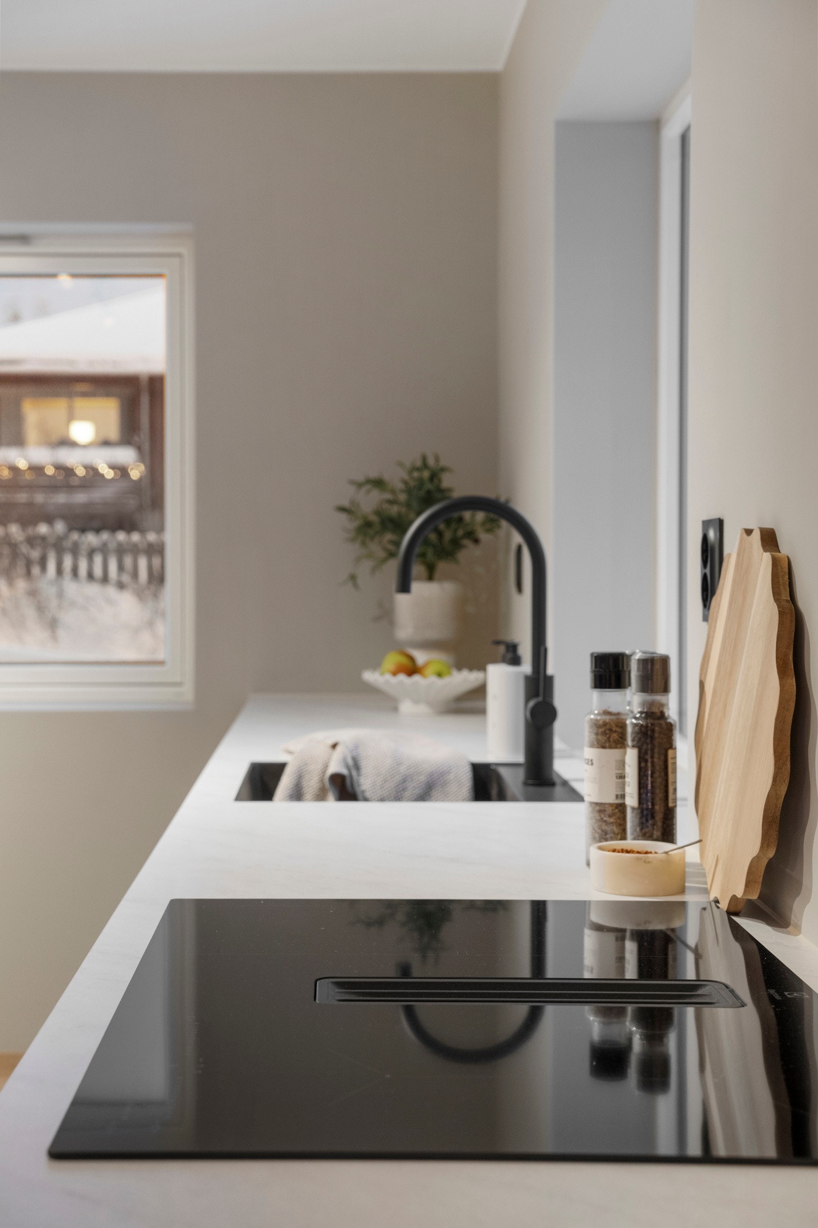 Platetoppen er hele 80 cm bred med integrert avtrekk. Galleribilde