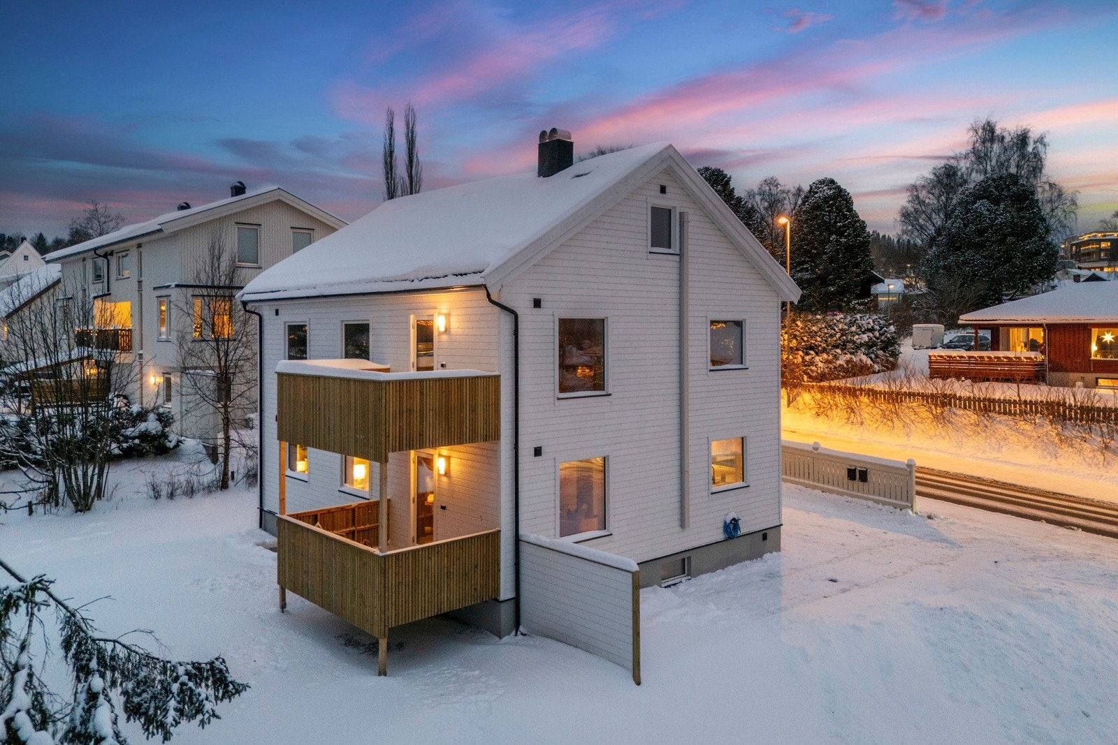 På baksiden av huset er det gressplen, perfekt for trampoline. Galleribilde