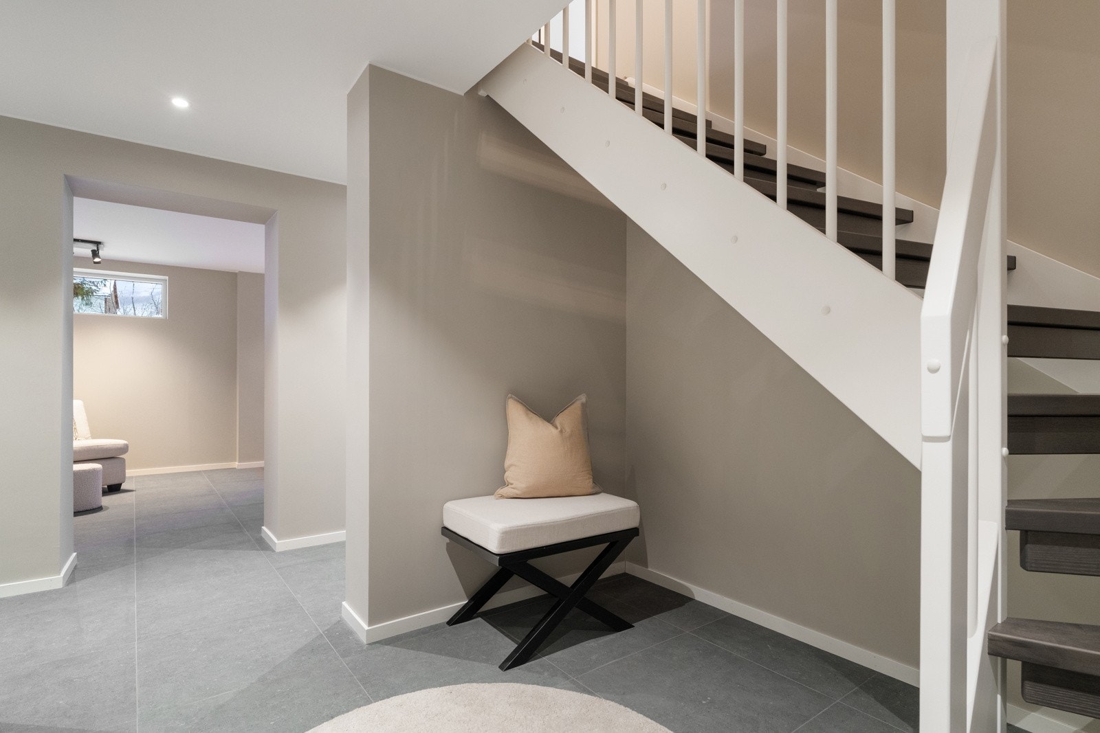 Gangen i kjelleren har downlights i tak. Galleribilde