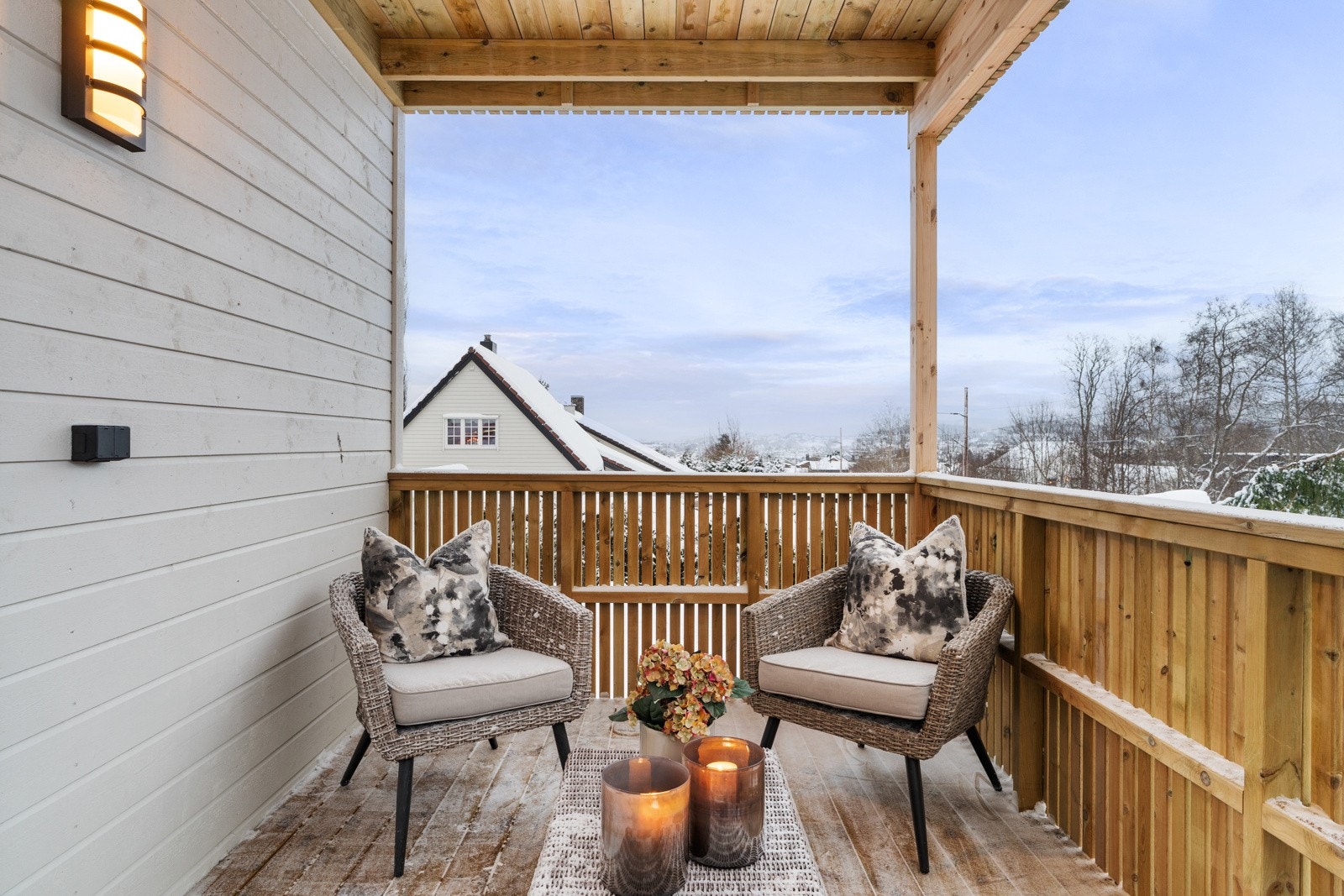 Fra stuen er det utgang til en trivelig terrasse med plass til både utemøblement og grill. Galleribilde