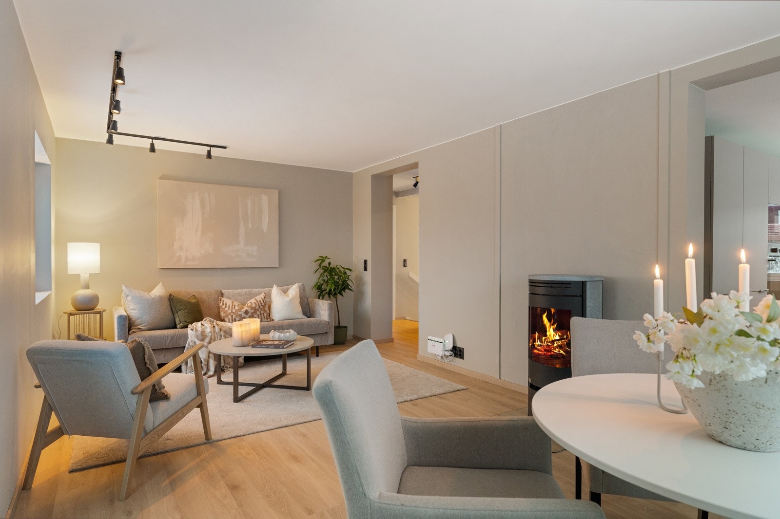 Her er det god plass til både sofagruppe og spisebord. Galleribilde