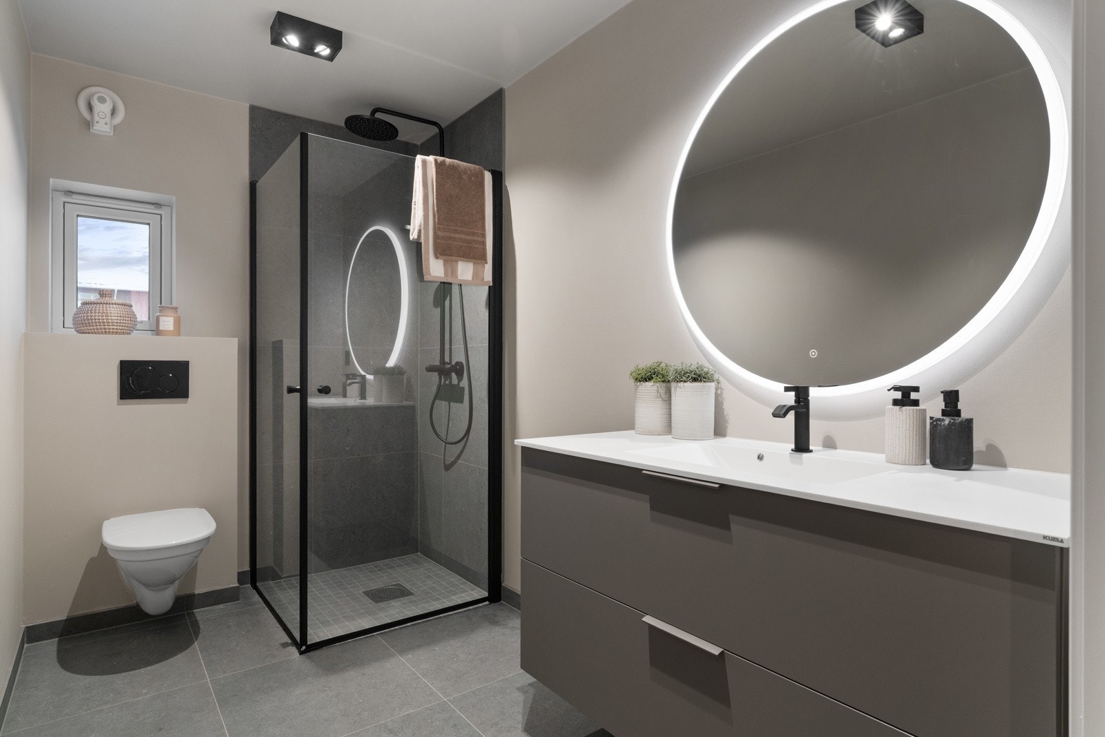 Det er to delikate bad, ett i hver etasje, begge med gjennomgående sorte detaljer. Galleribilde