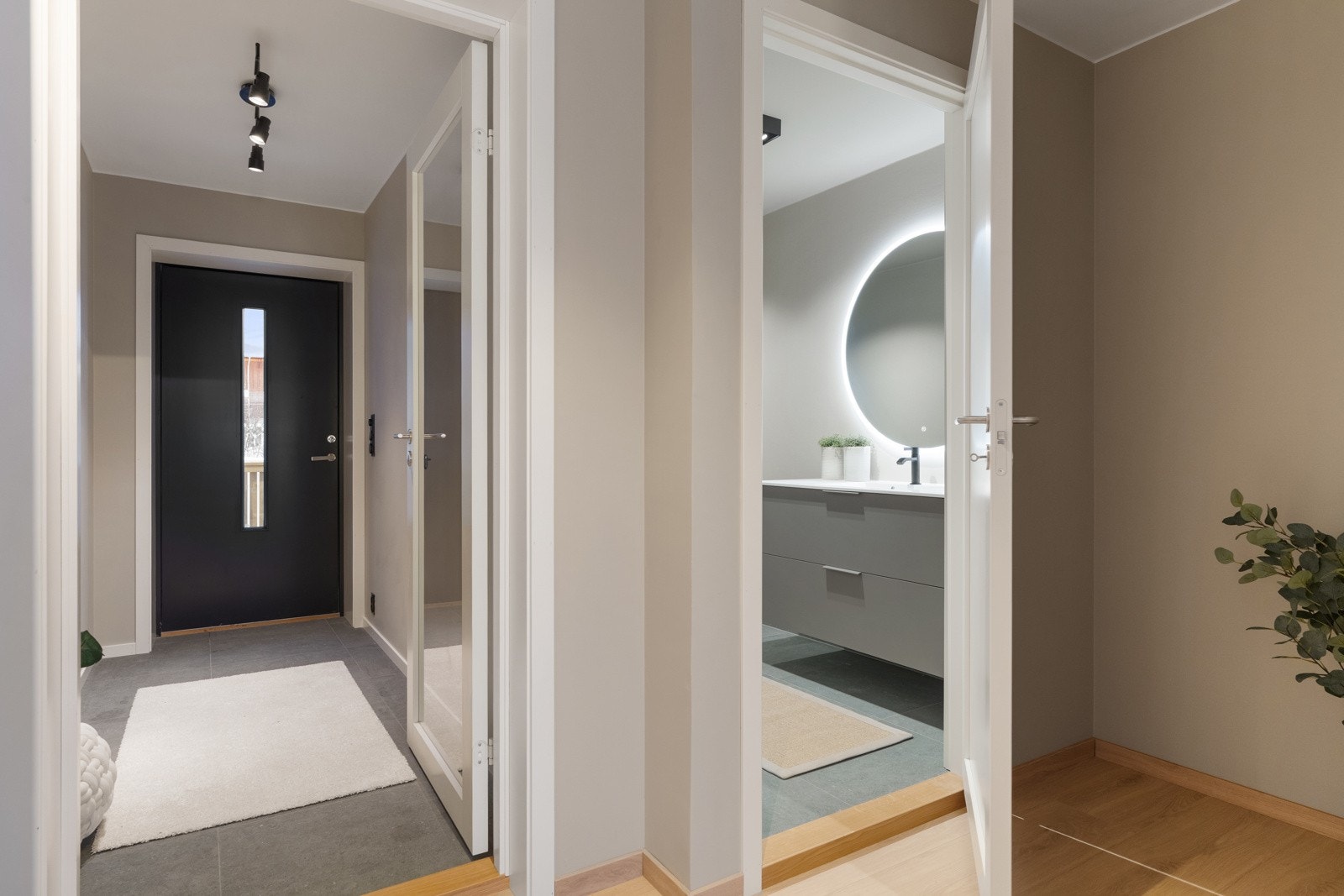 Entréen leder videre inn i en stor gang som binder etasjen på en naturlig og luftig måte sammen. Galleribilde