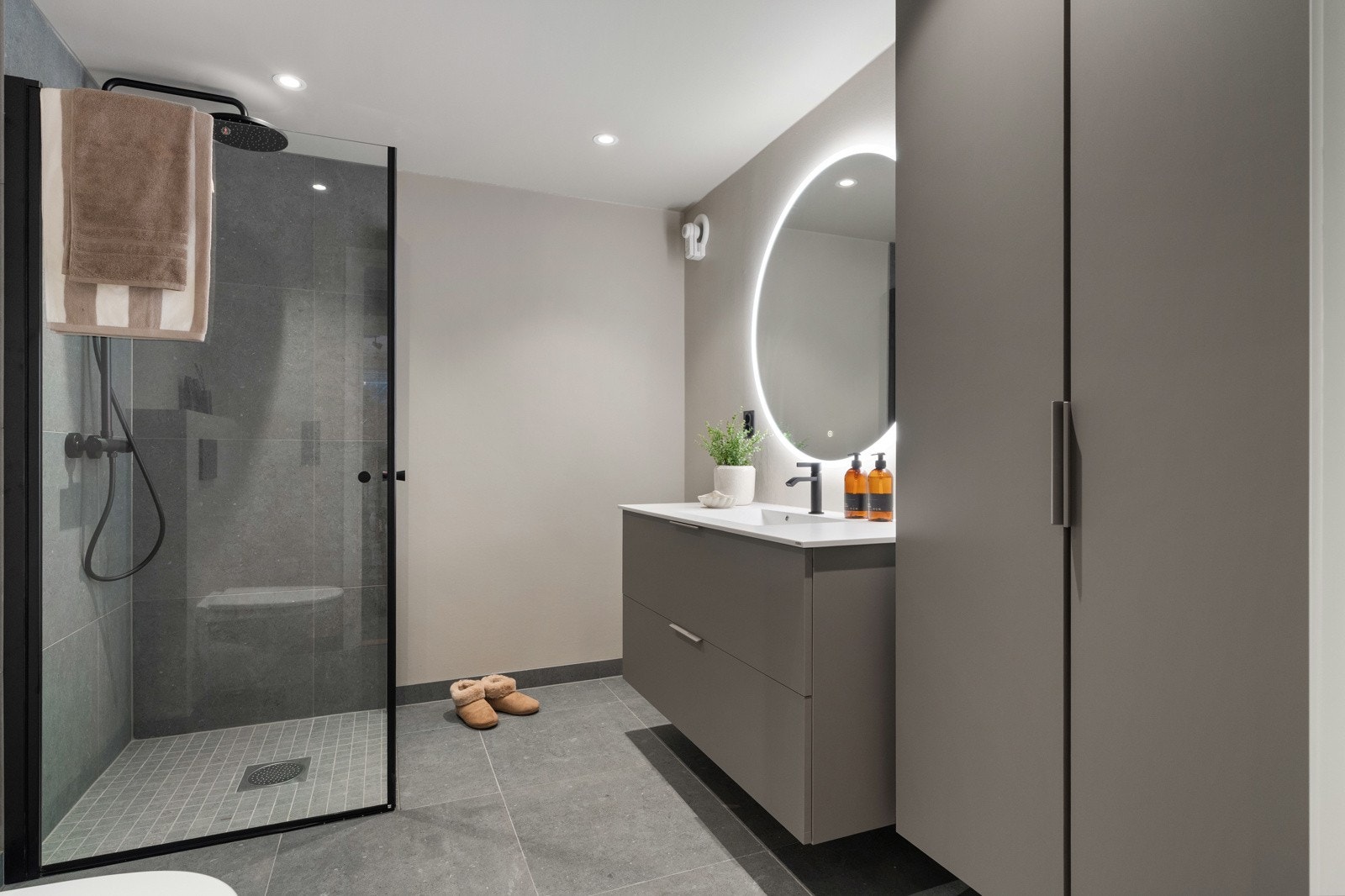 Badet har de samme kvalitetene som i første etasje og de samme sorte detaljene. Galleribilde