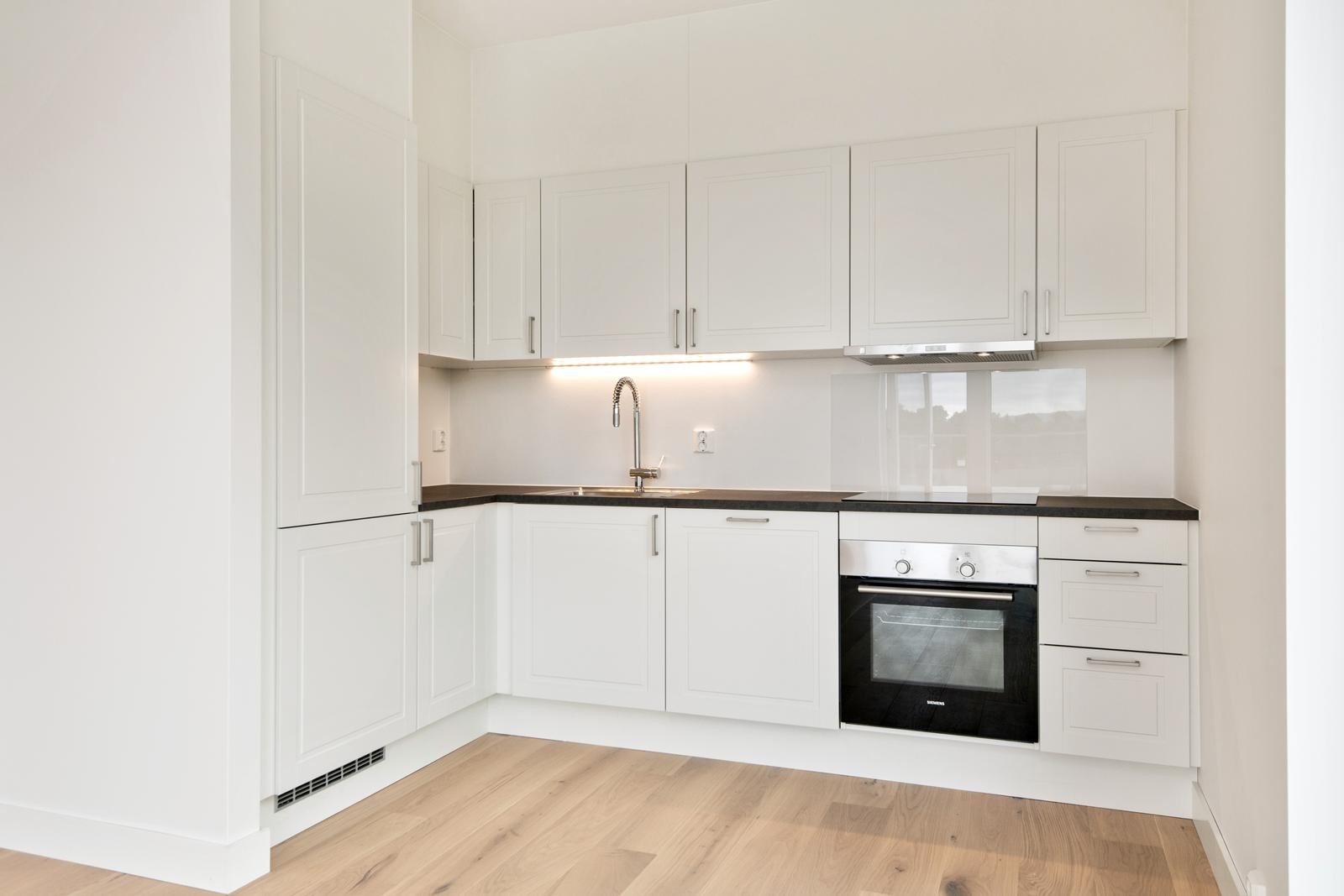 Pent og tidsriktig kjøkken med integrerte hvitevarer Galleribilde