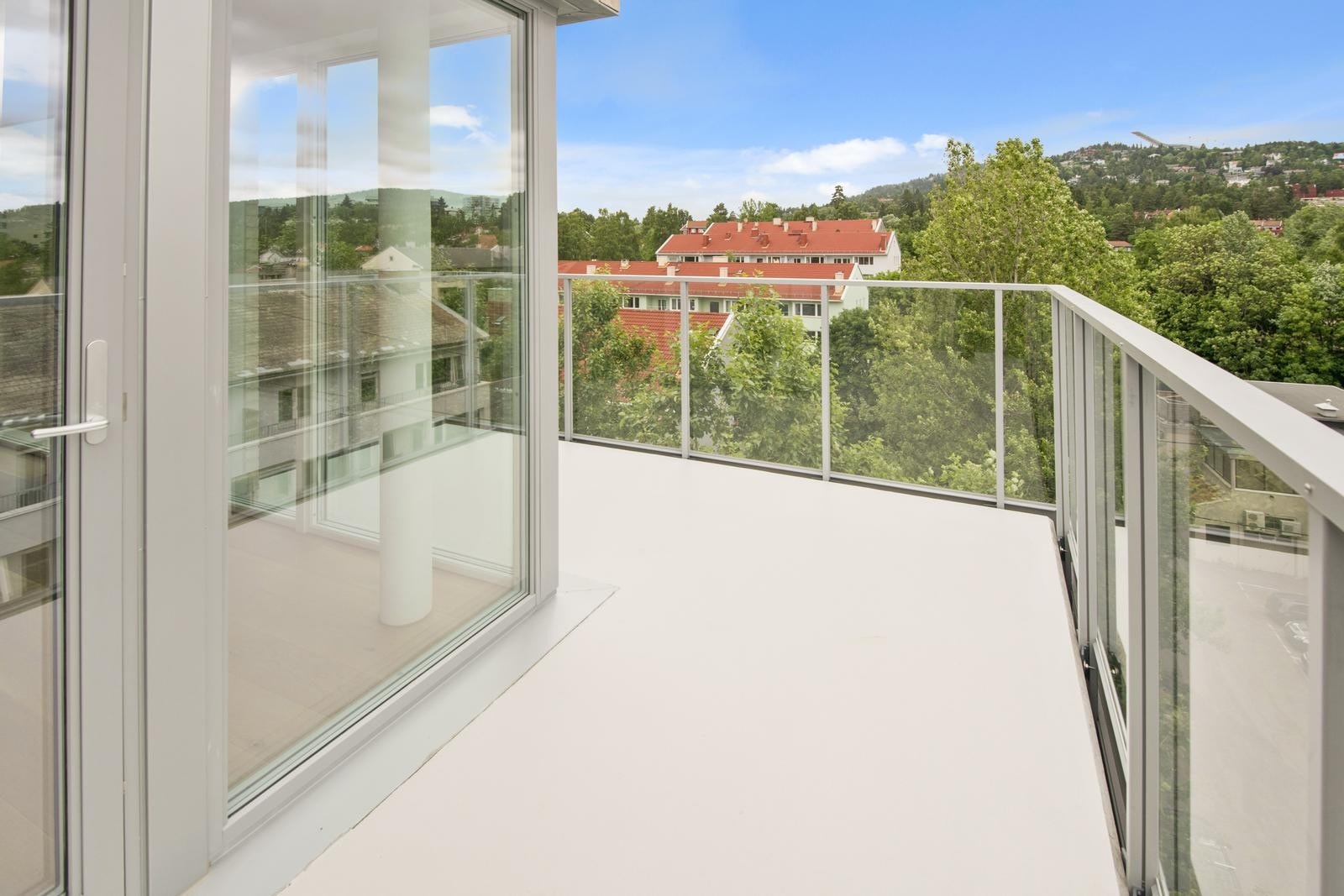 Hjørnebalkong som ligger fint til uten innsyn, solrik og flott utsikt Galleribilde