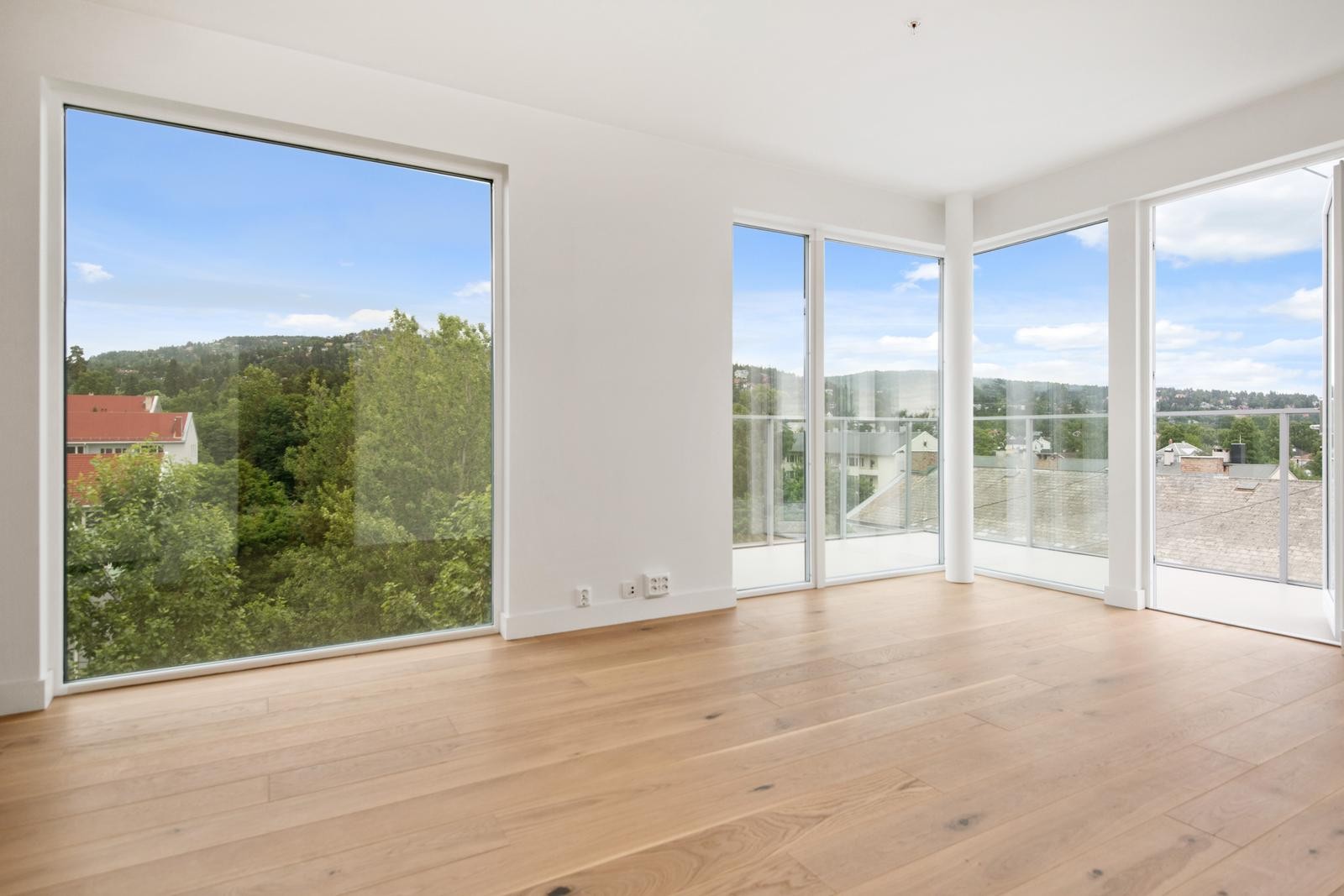 Meget gode lysforhold i stuen med stor og solrik hjørnebalkong Galleribilde