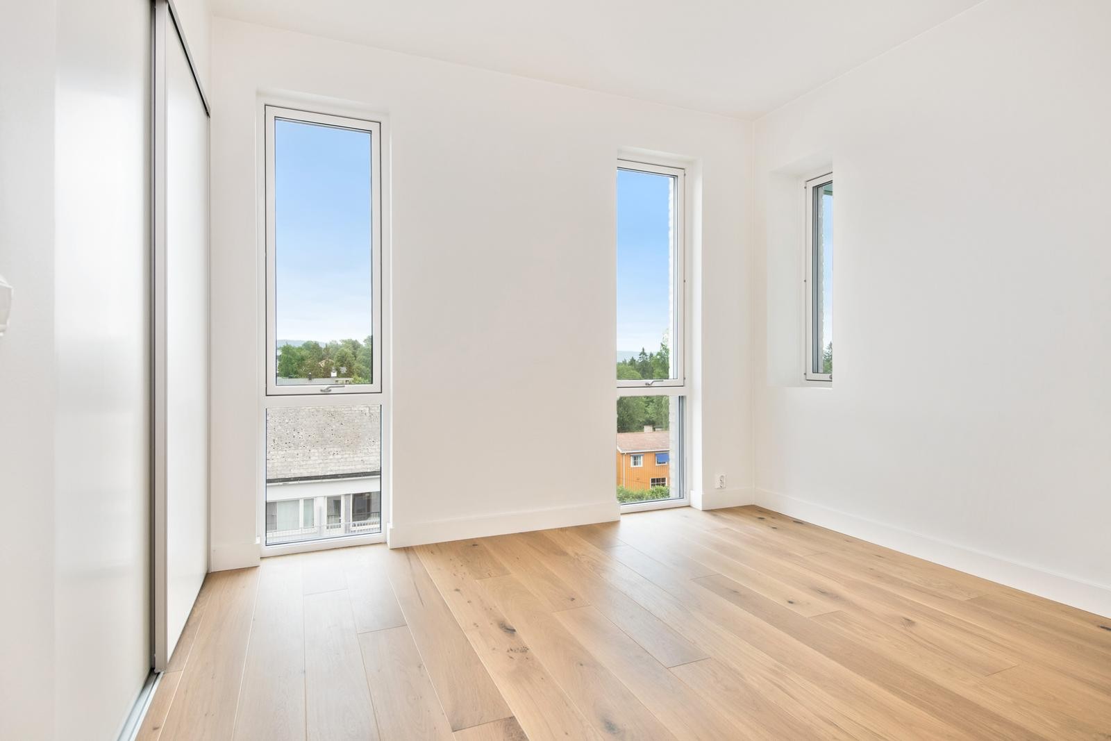 Soverom med skyvedørsgarderobe Galleribilde