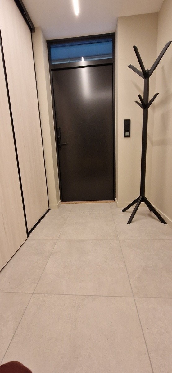 I gangen er det egen skyvedørsgarderobe. Galleribilde