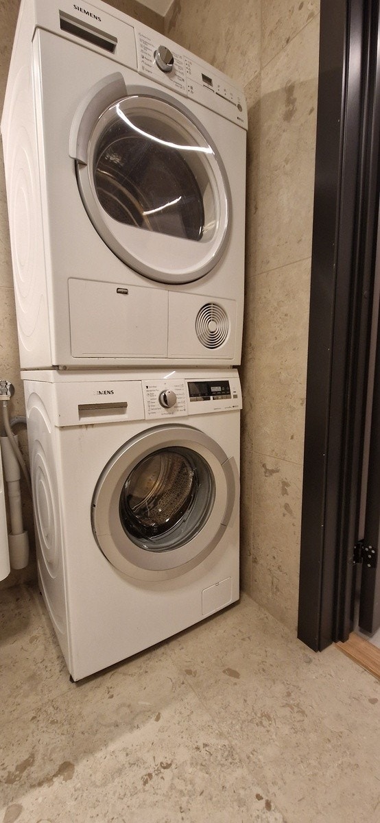 Vaskemaskin og tørketrommel følger med leiligheten Galleribilde