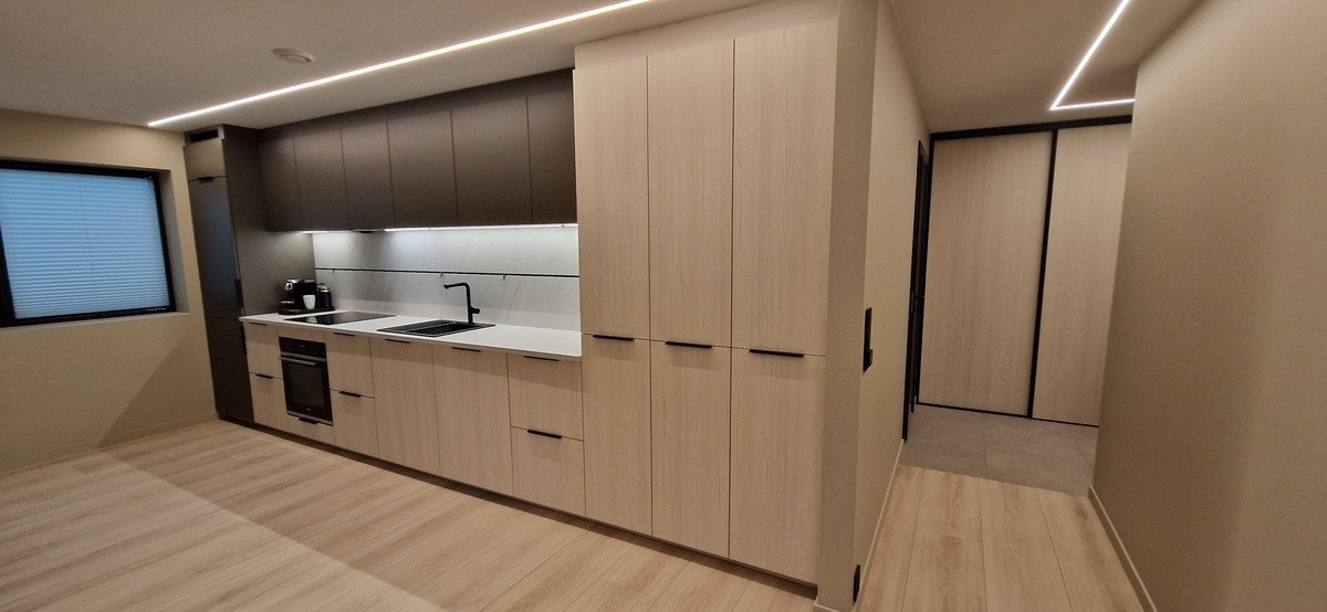 Kjøkkenet har integrerte hvitevarer og mye skapplass. Galleribilde