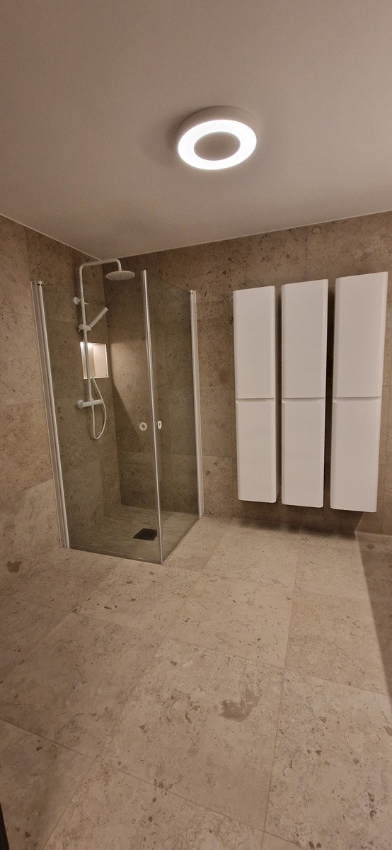 Romslig flislagt bad, og med god skapplass. Galleribilde