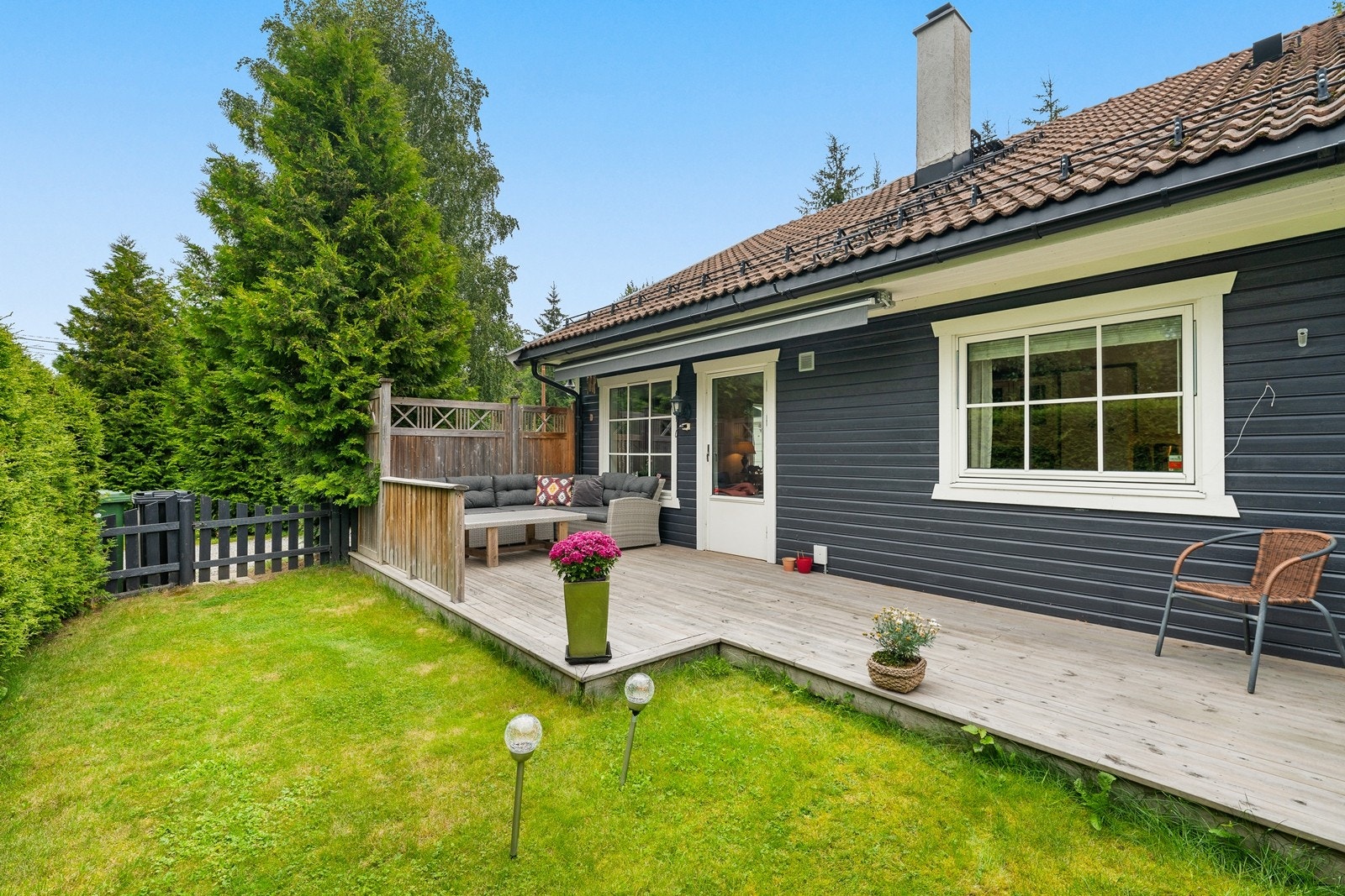 Usjenert hage med lite innsyn. Galleribilde