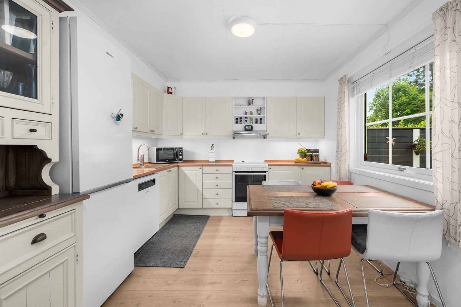 Romslig kjøkken som har godt med skap- og benkeplass. Galleribilde