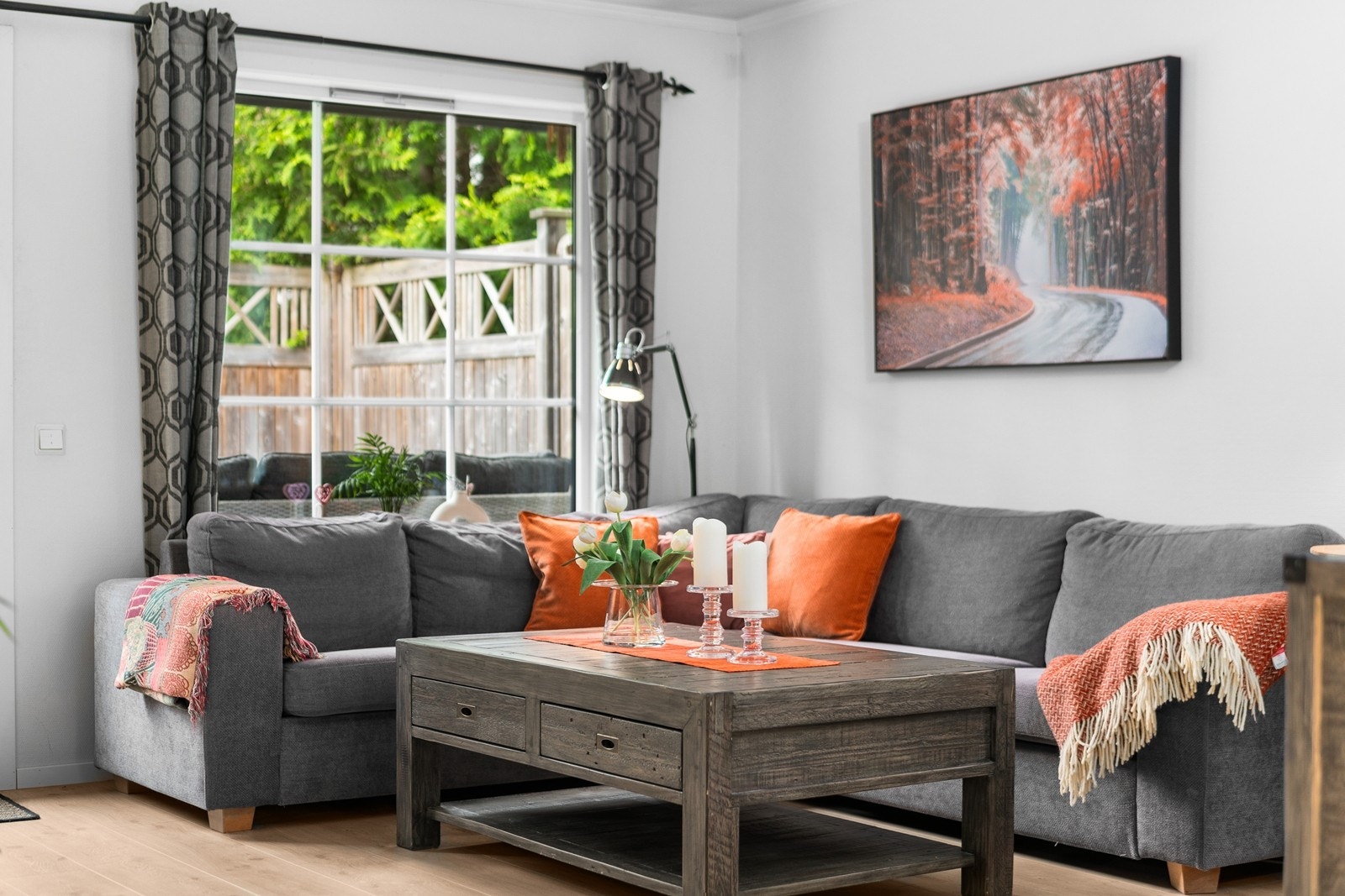 Store vindusflater som gir rikelig med naturlig lys. Galleribilde