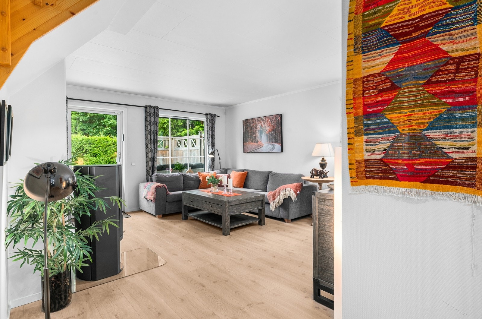 Hele første etasje har varmekabler, utenom soverommene noe som gir en jevn og god varme i boligen. Galleribilde