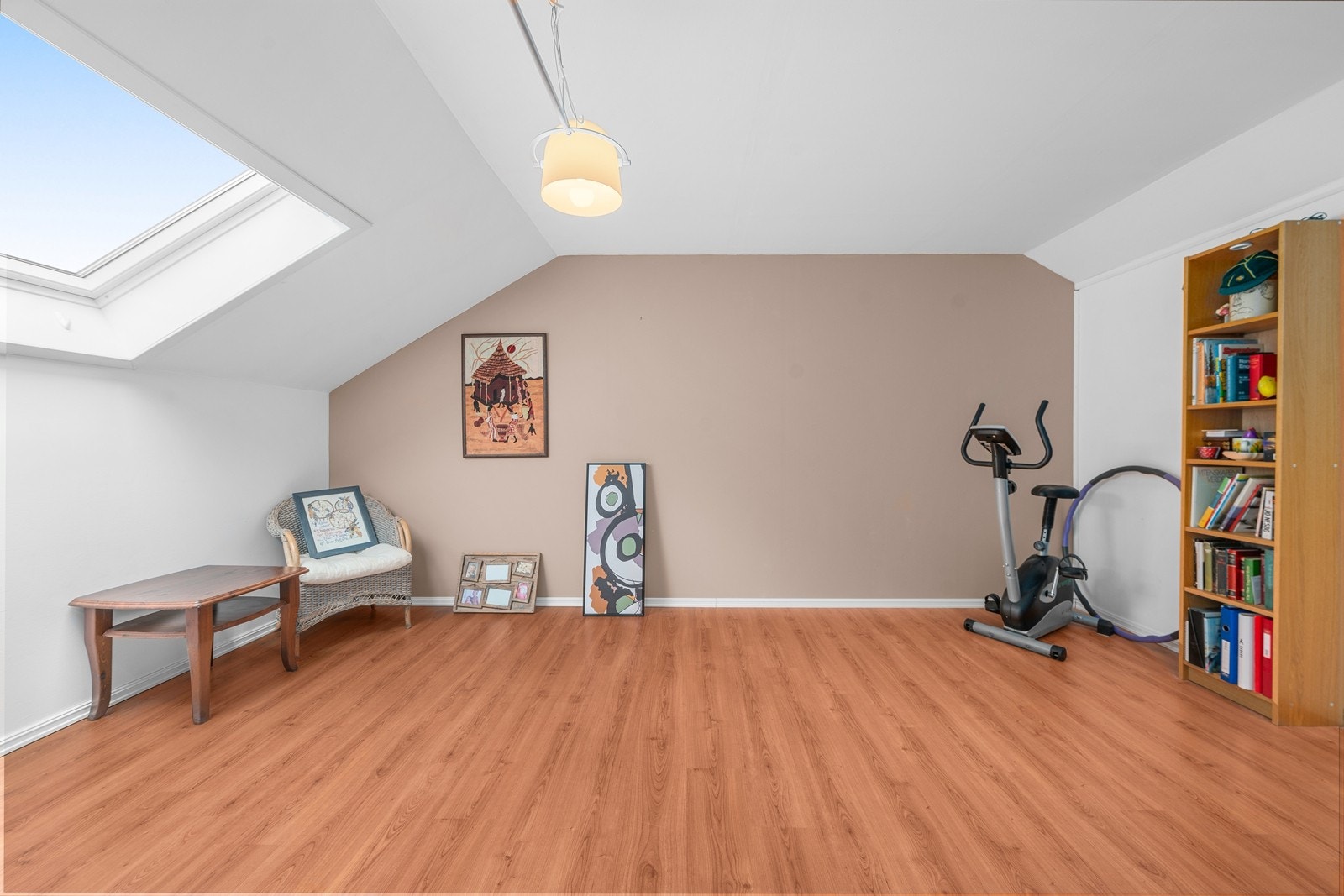 Dette rommet er opprinnelig byggesøkt som soverom og bad og boden oppe har ferdig røropplegg til å sette inn bad eller wc. Galleribilde