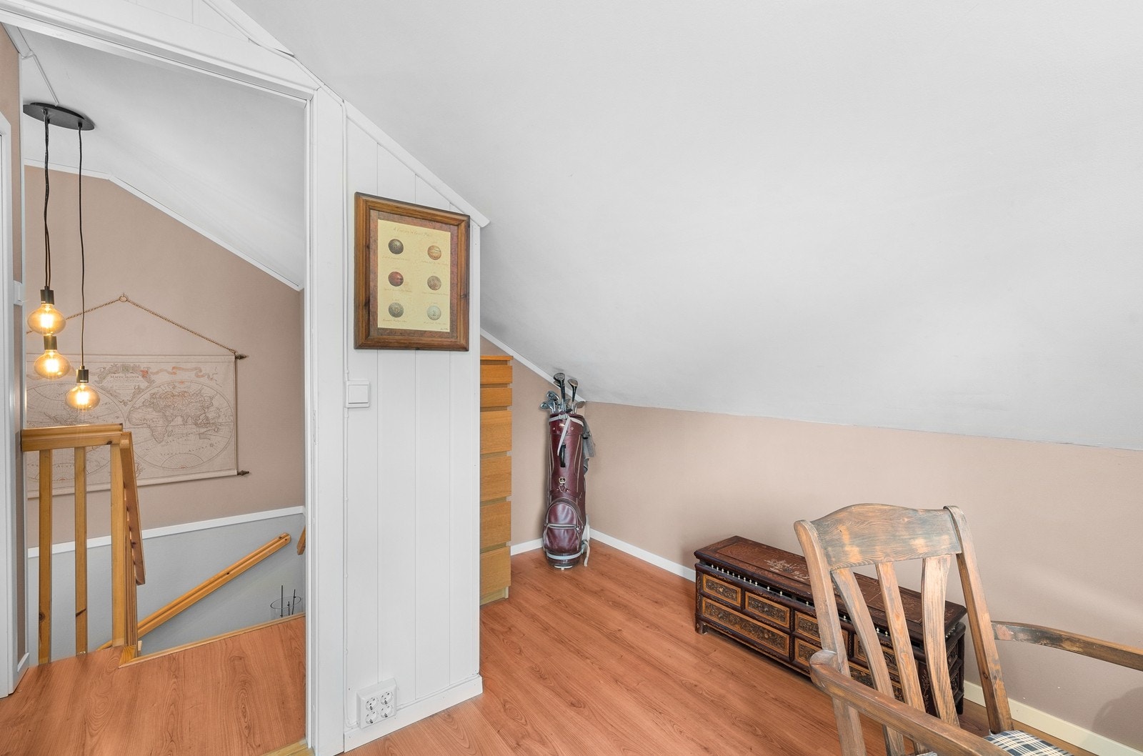 Fra tappen opp til 2.etasje blir man møtt av et lite soverom/kontor. Rommet er opprinnelig byggesøkt som loftsstue. Galleribilde