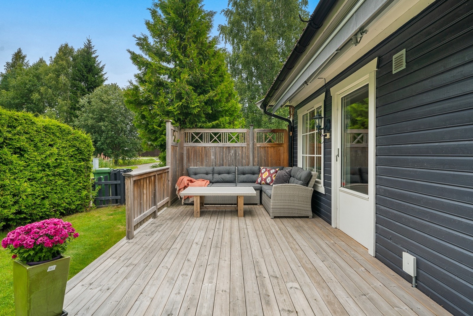 Stor og skjermet markterrasse på ca. 20 kvm. Elektrisk markise dekker mesteparten av terrassen og gir god skjerming på de varmeste dagene. Galleribilde