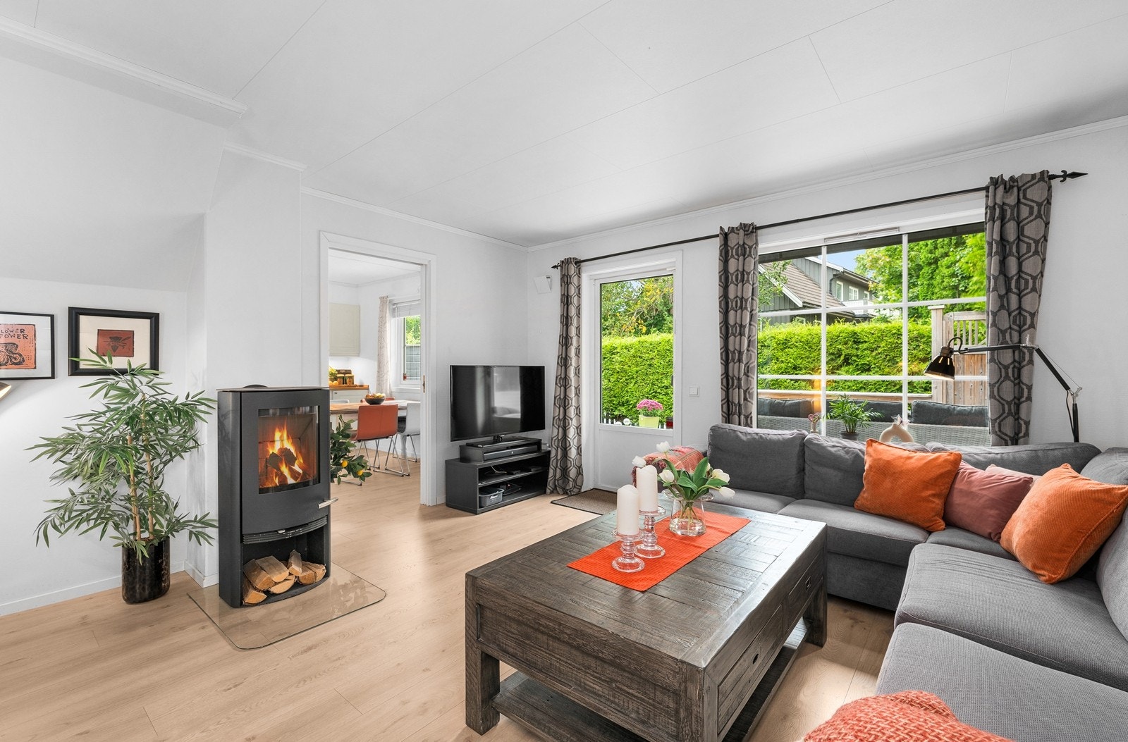 Hyggelig stue med utgang til en stor og solrik markterrasse på ca. 20 kvm. Galleribilde