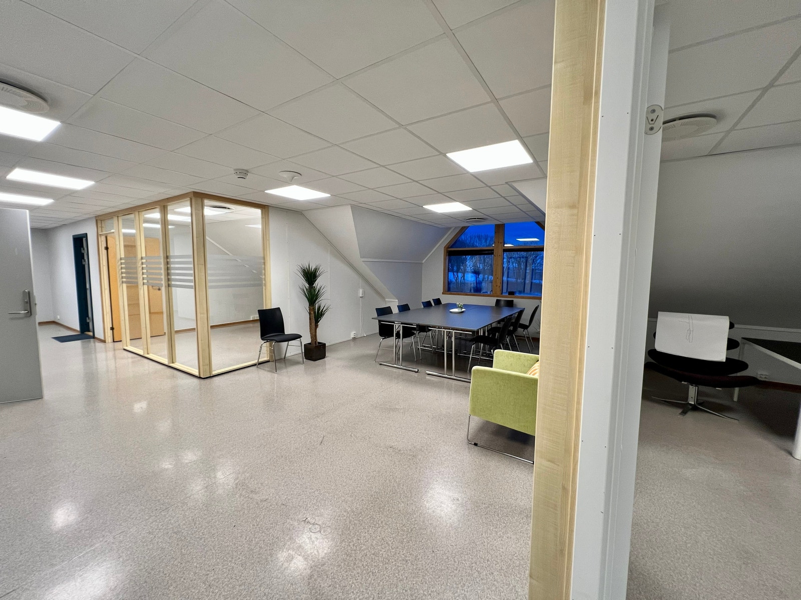 Moloveien 10 - 3.etg
Kan leies møblert. Vi har kontormøbler på lager. Galleribilde