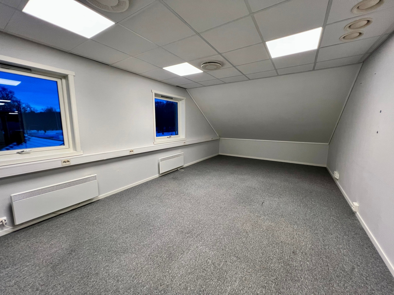 Moloveien 10 - 3.etg
Kan leies møblert. Vi har kontormøbler på lager. Galleribilde