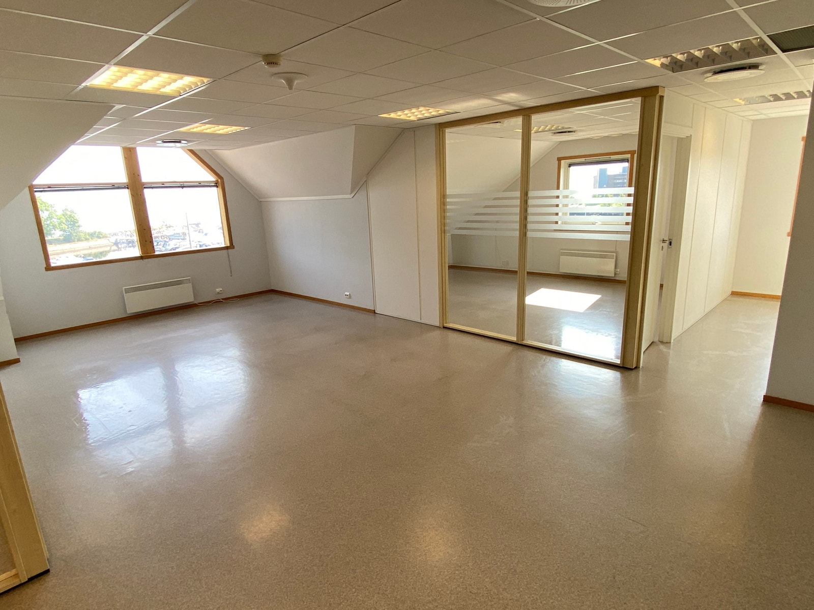 Moloveien 10 - 3.etg
Kan leies møblert. Vi har kontormøbler på lager. Galleribilde