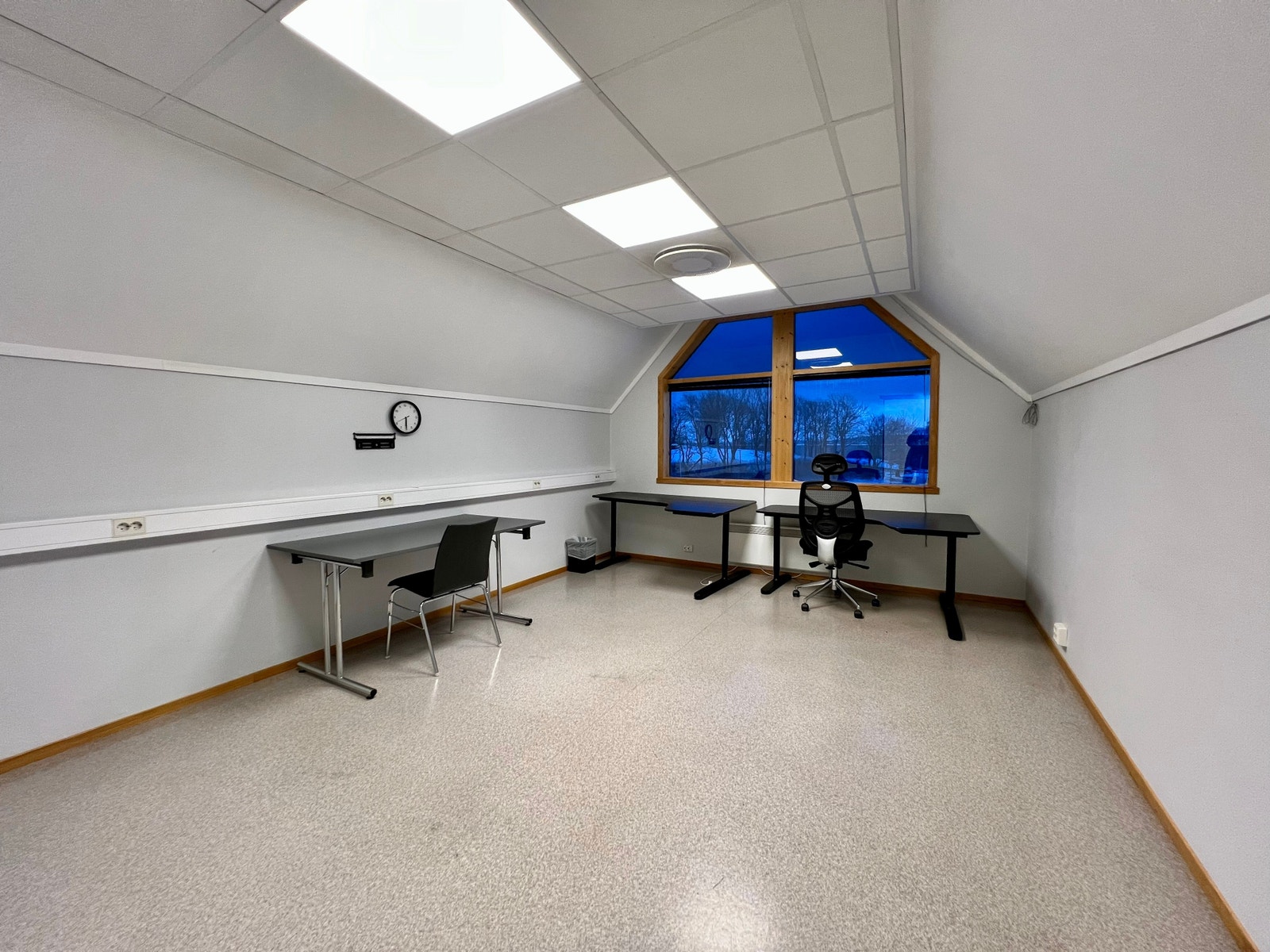 Moloveien 10 - 3.etg
Kan leies møblert. Vi har kontormøbler på lager. Galleribilde