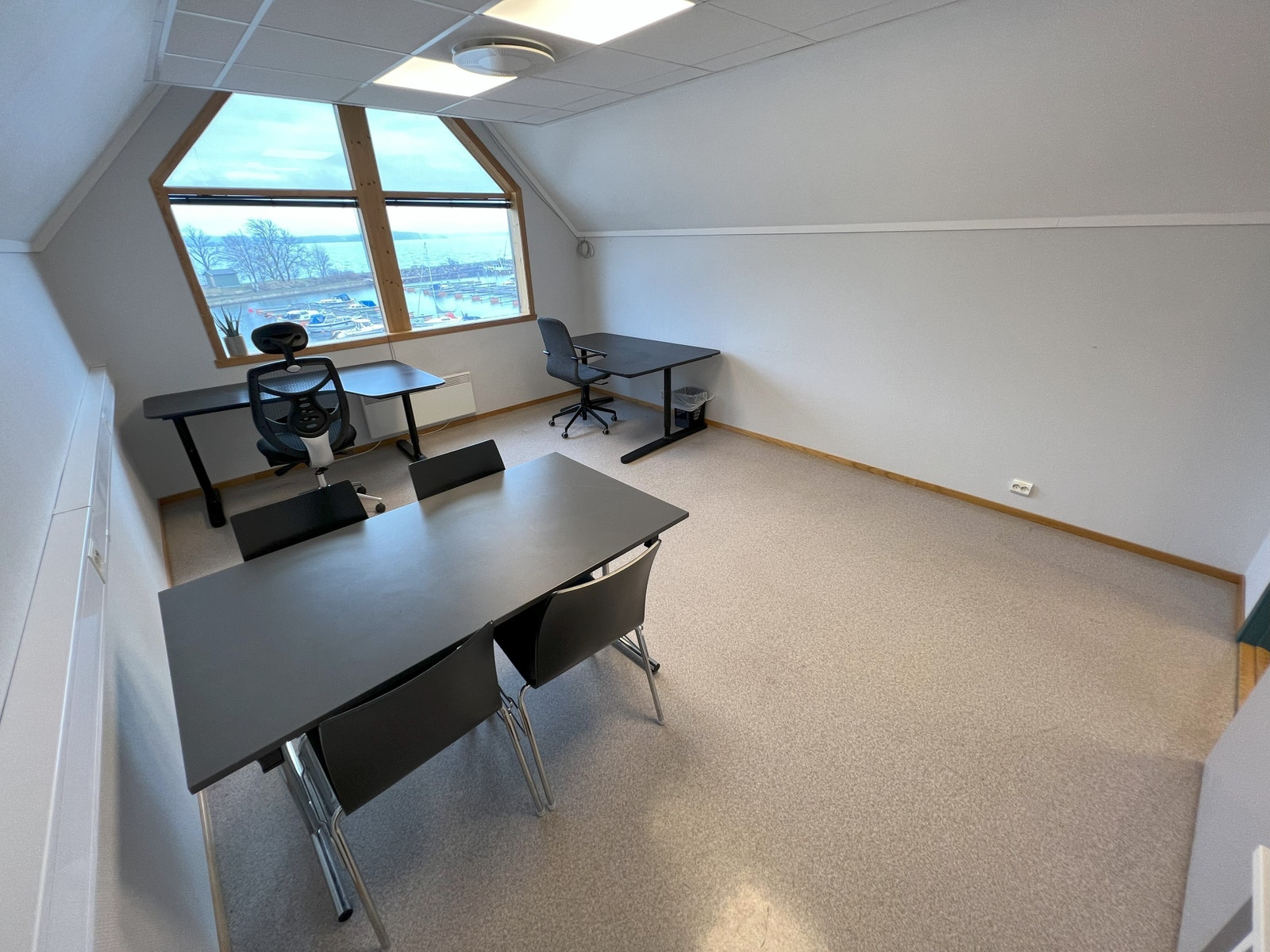 Moloveien 10 - 3.etg
Kan leies møblert. Vi har kontormøbler på lager. Galleribilde