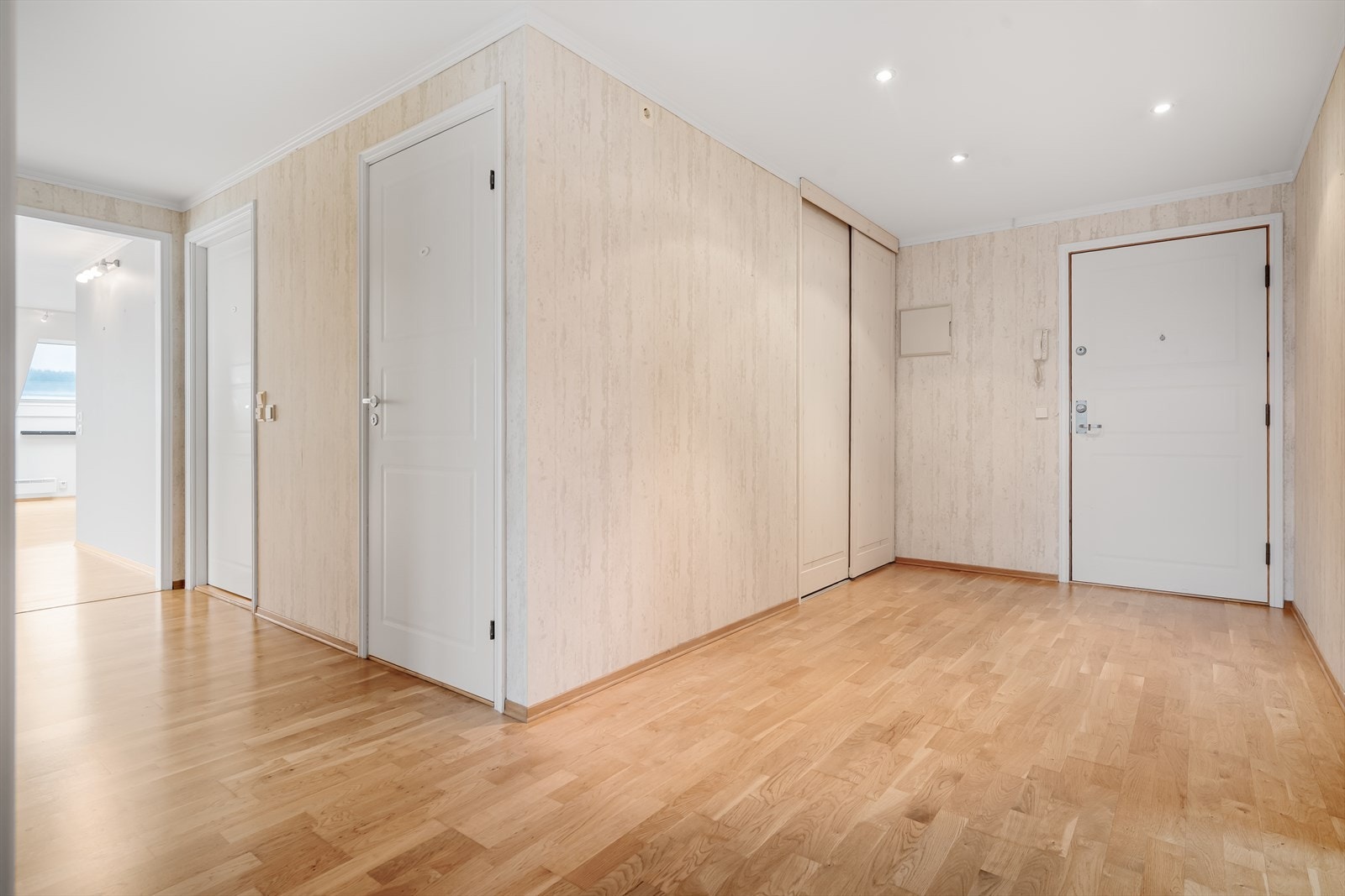 Velkommen inn! Romslig entrè med skyvedørsgarderobe. Galleribilde