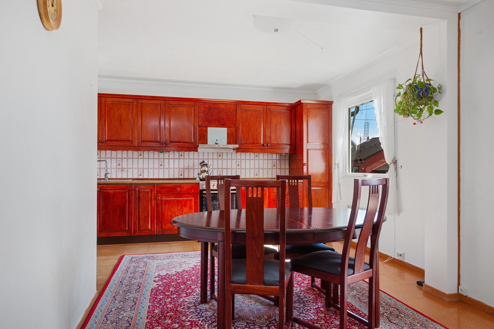 Kjøkkenet har en natur spisekrok for frokostbord Galleribilde