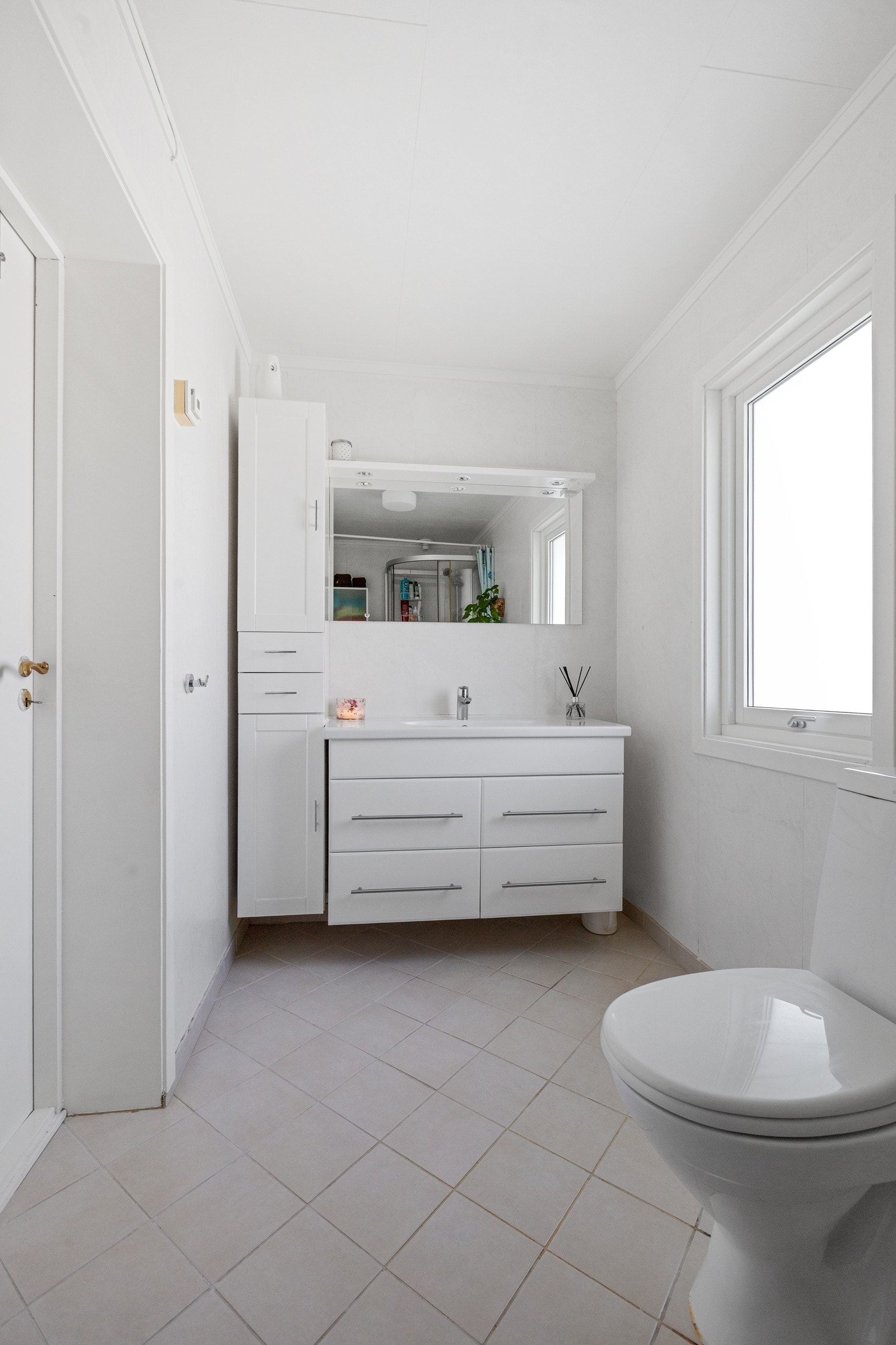 Badet er innredet med dusjkabinett, toalett og baderomsinnredning med vask Galleribilde