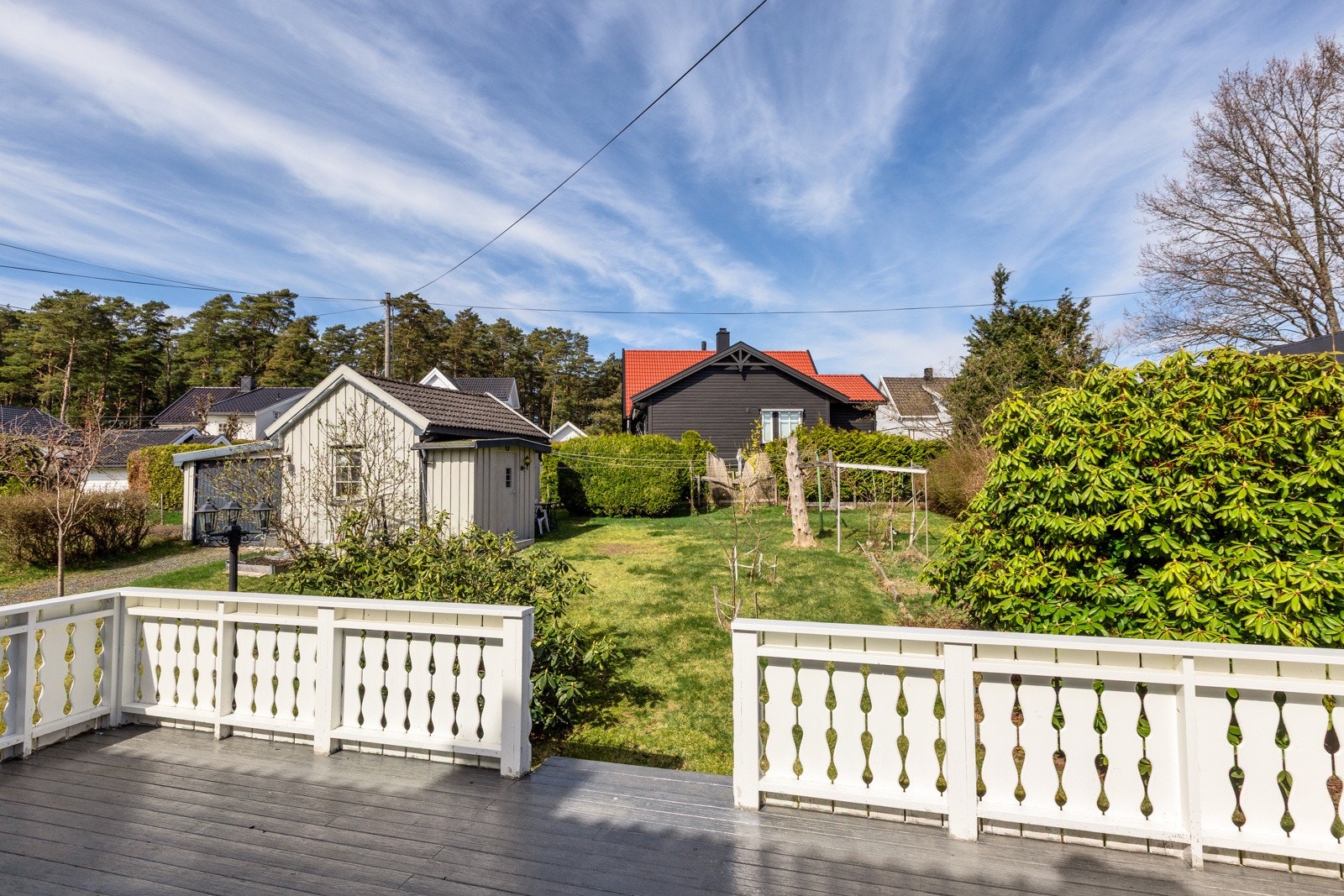 Stor terrasse med nedgang til hage Galleribilde