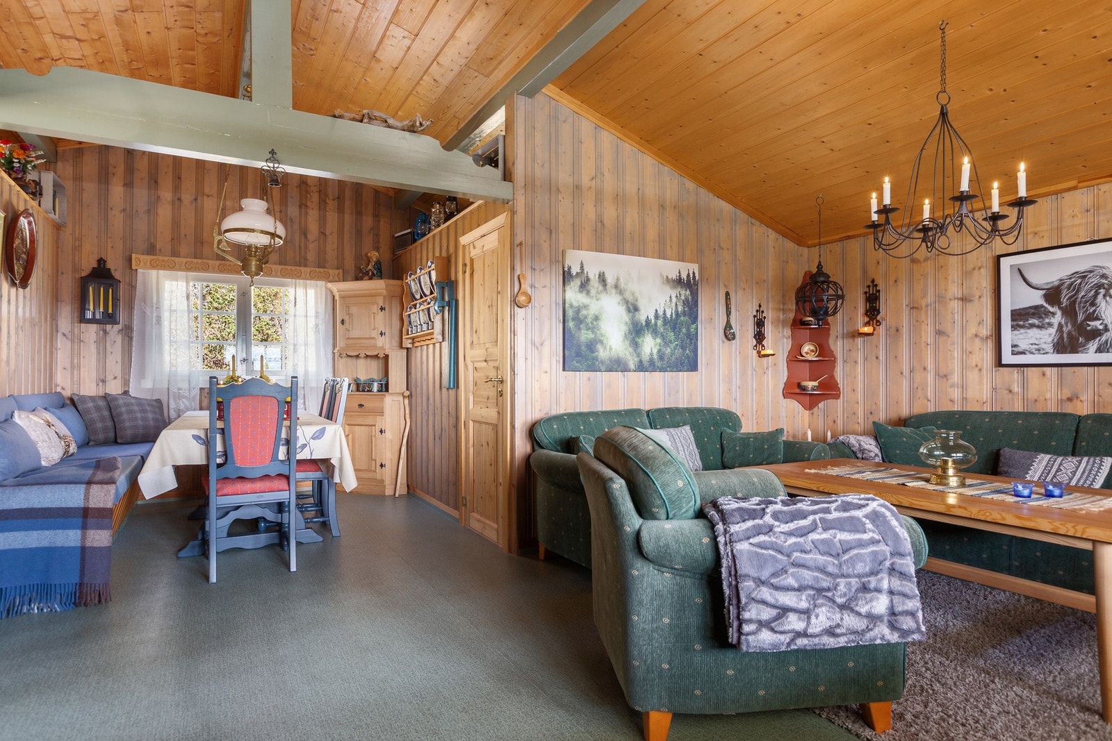 Belegg på gulv og beiset panel på vegg. Galleribilde