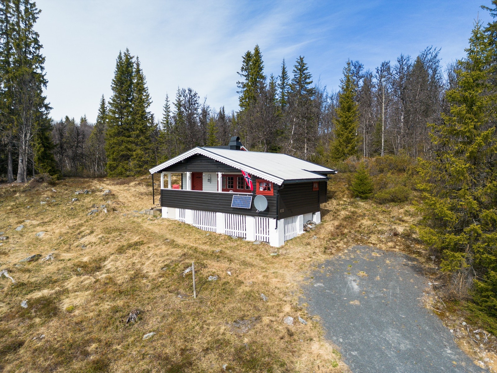 Solcellepanel montert på yttervegg. Galleribilde