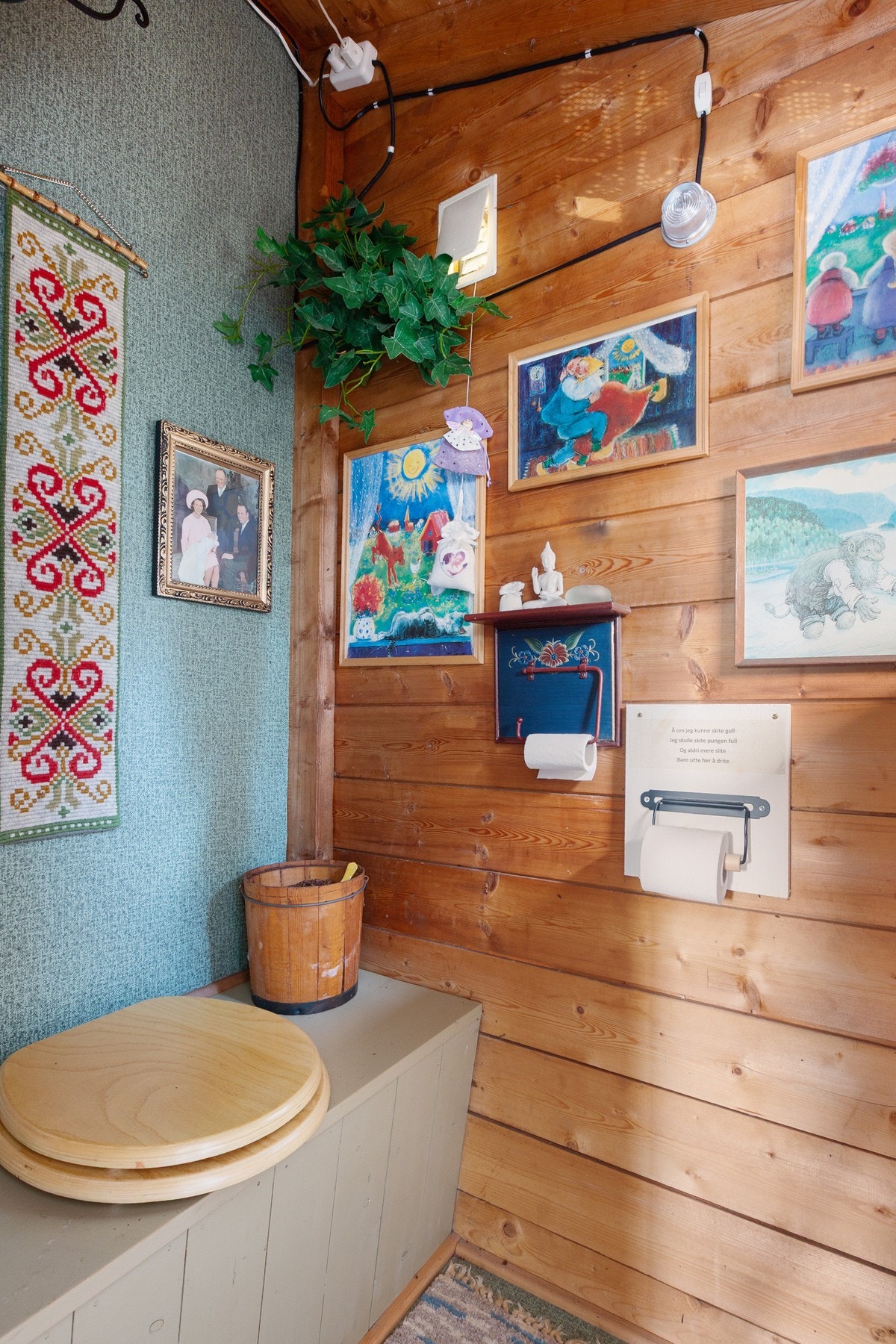 Toalettrommet har adkomst fra terrassen, med utedo og utvending tømming fra kryprom. Galleribilde