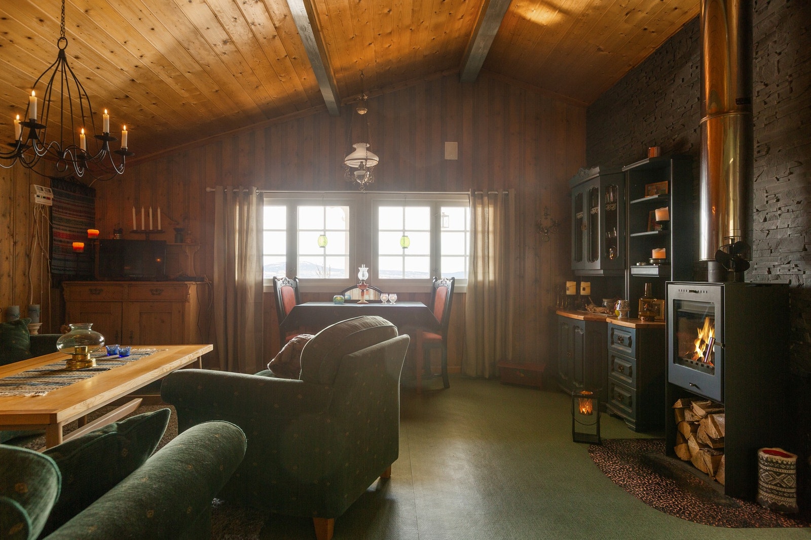 I stuen er det plass til både salong og en spisegruppe. Galleribilde