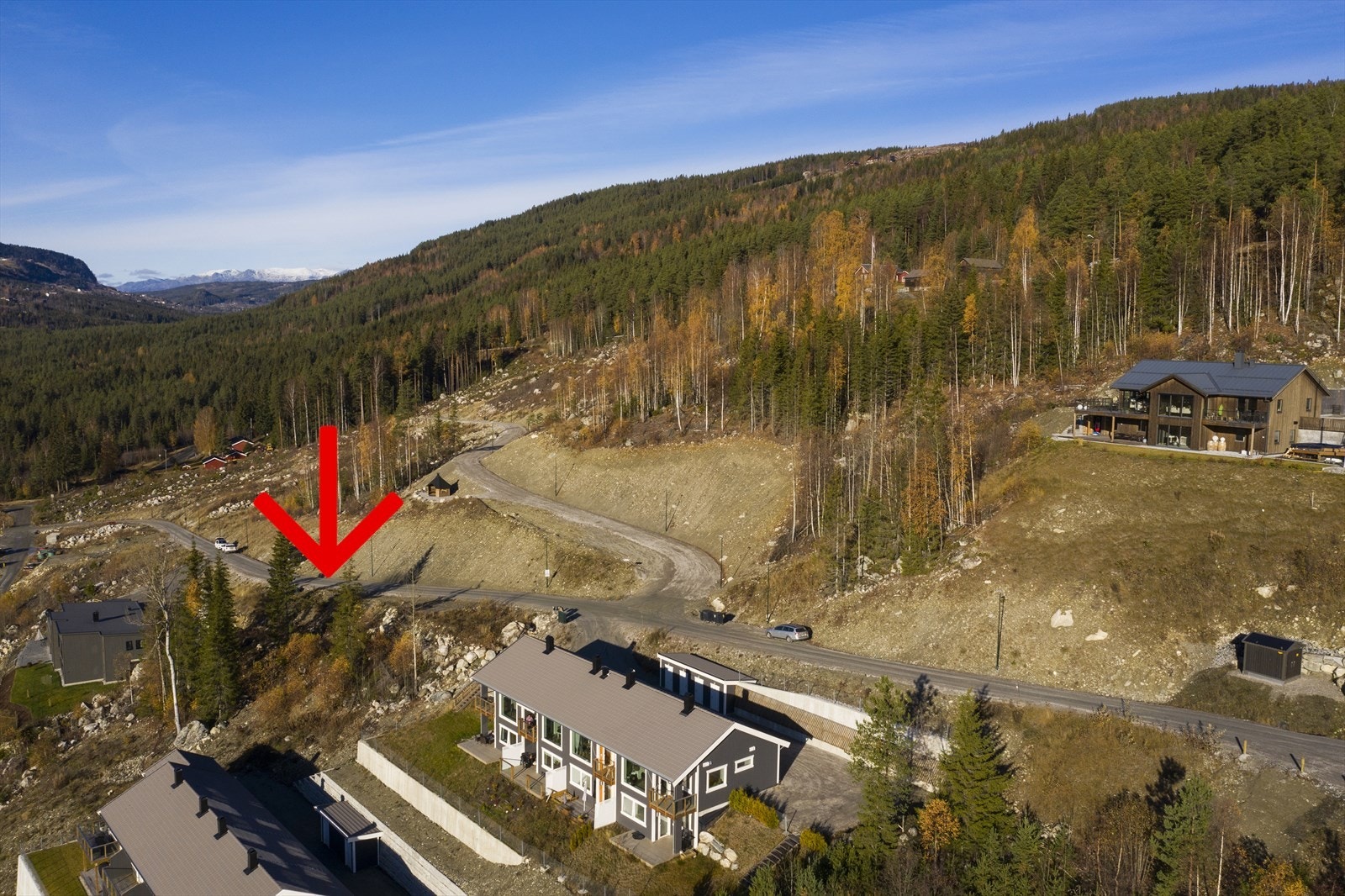 Boligene bygges på tomten som er markert med rød pil. Galleribilde