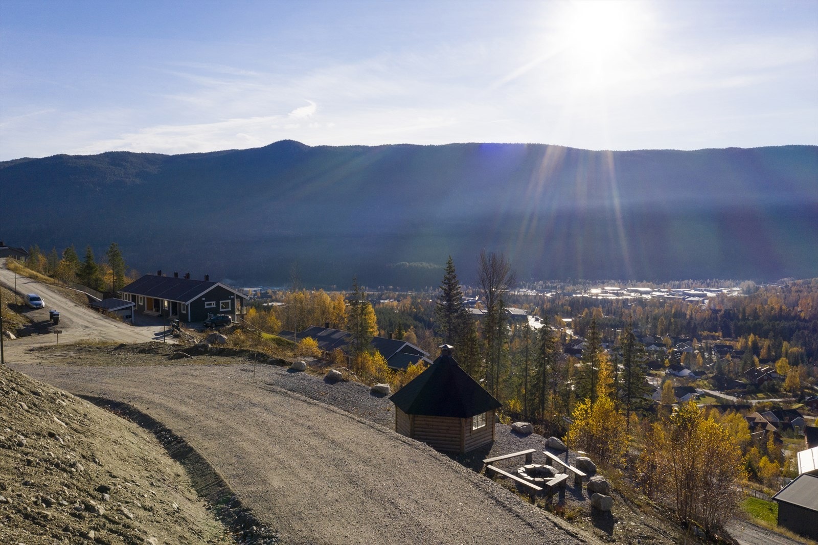 Felles grillhytte for boligfeltet. Her kan man grille og nyte utsikten Galleribilde