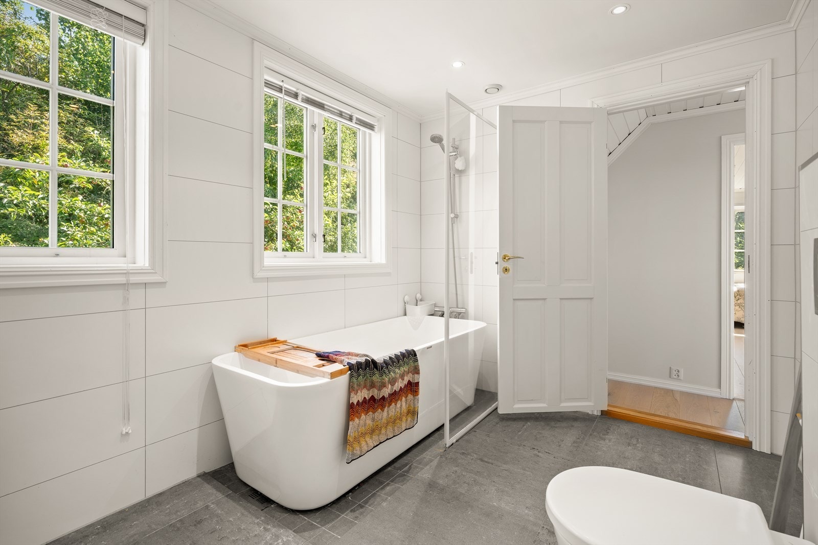 Badet i 2.etg. består av 2 servanter med innredning, badekar og vegghengt klosett. Galleribilde