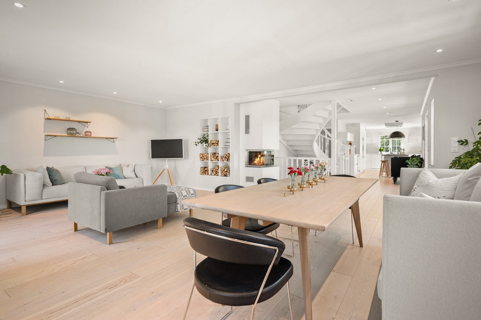 Boligen har to innbydende og lyse stuer. Galleribilde