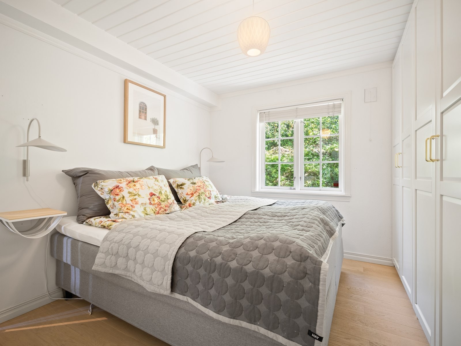 Soverommet (1) har god plass til dobbeltseng med nattbord. Garderobeskap. Galleribilde