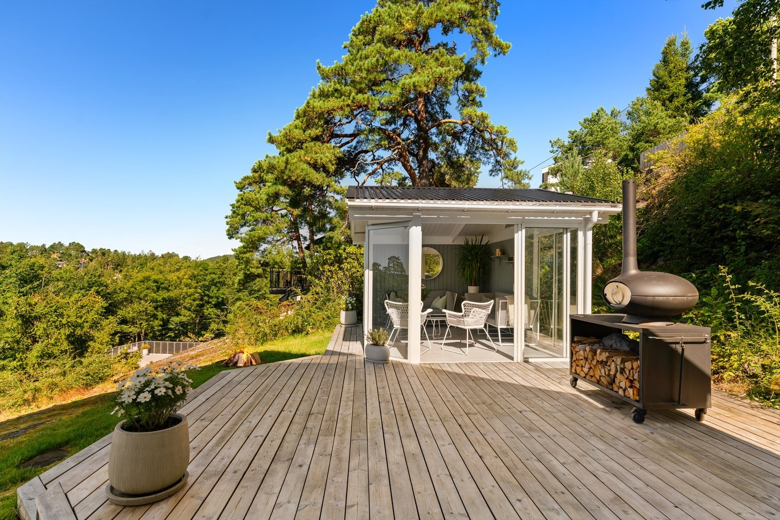 Stor og solrik uteplass. Galleribilde