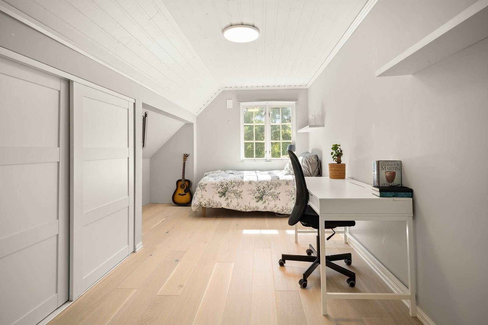 Soverom (4) har skyvedørsgarderobe. Galleribilde