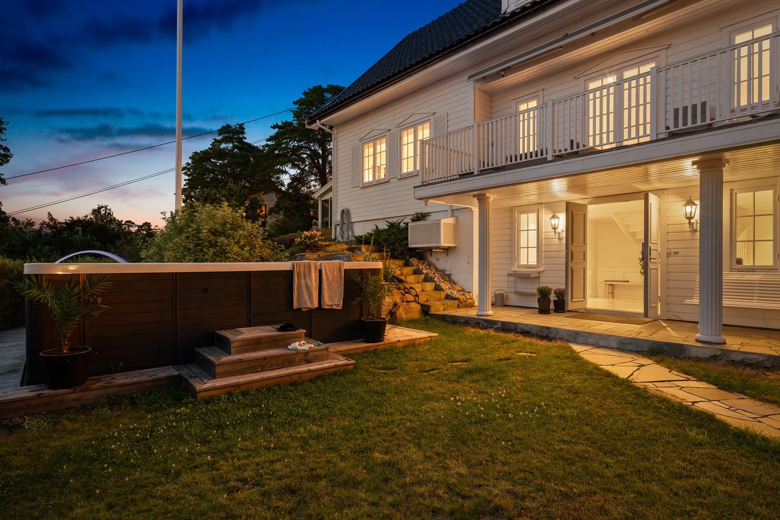 Herskaplig og innholdsrik enebolig med flott sjøutsikt. Galleribilde