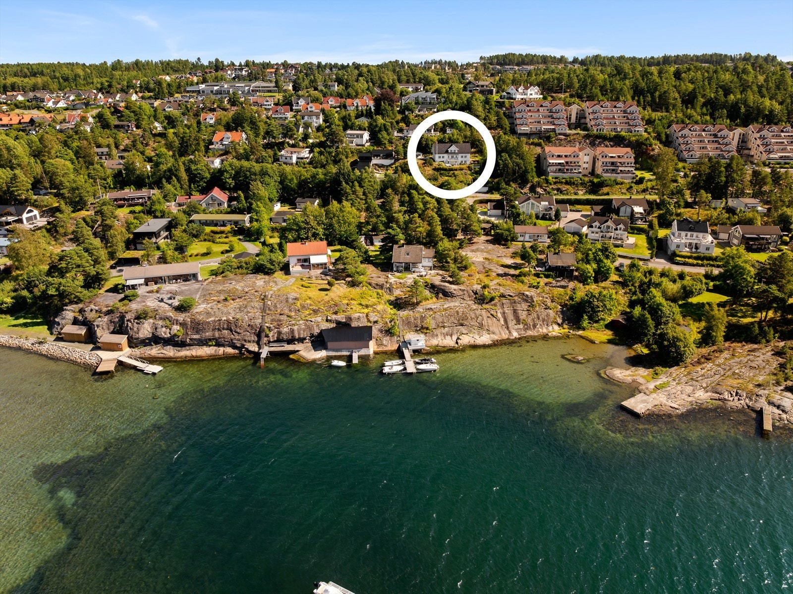 Det er kort avstand til flere badestrender og badeplasser langs kysten. Galleribilde