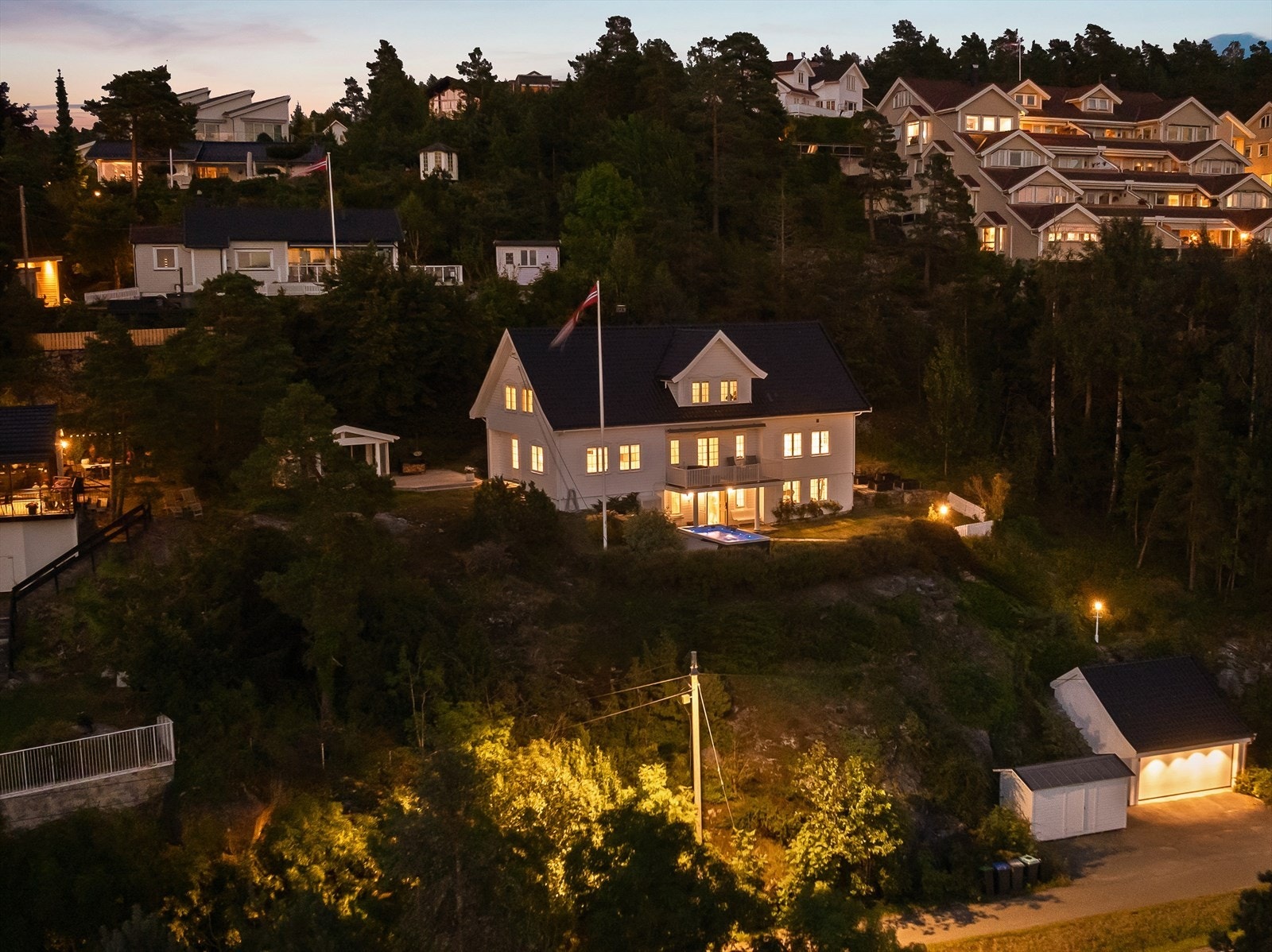 Herskaplig og innholdsrik enebolig med flott sjøutsikt Galleribilde